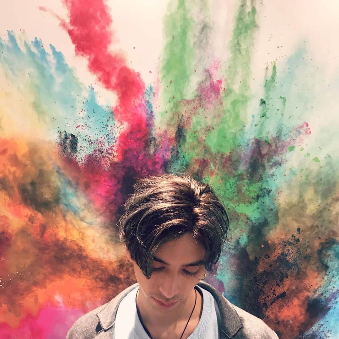 のインスタグラム：「when creations hit💥💨💨😂﻿ love the colors😍😍 ﻿  @soucuts 様と @lecotokyo のお仕事させて頂いた際に撮った一枚。この壁のカラーやばいって😂 何か作りたい欲爆発寸前。」