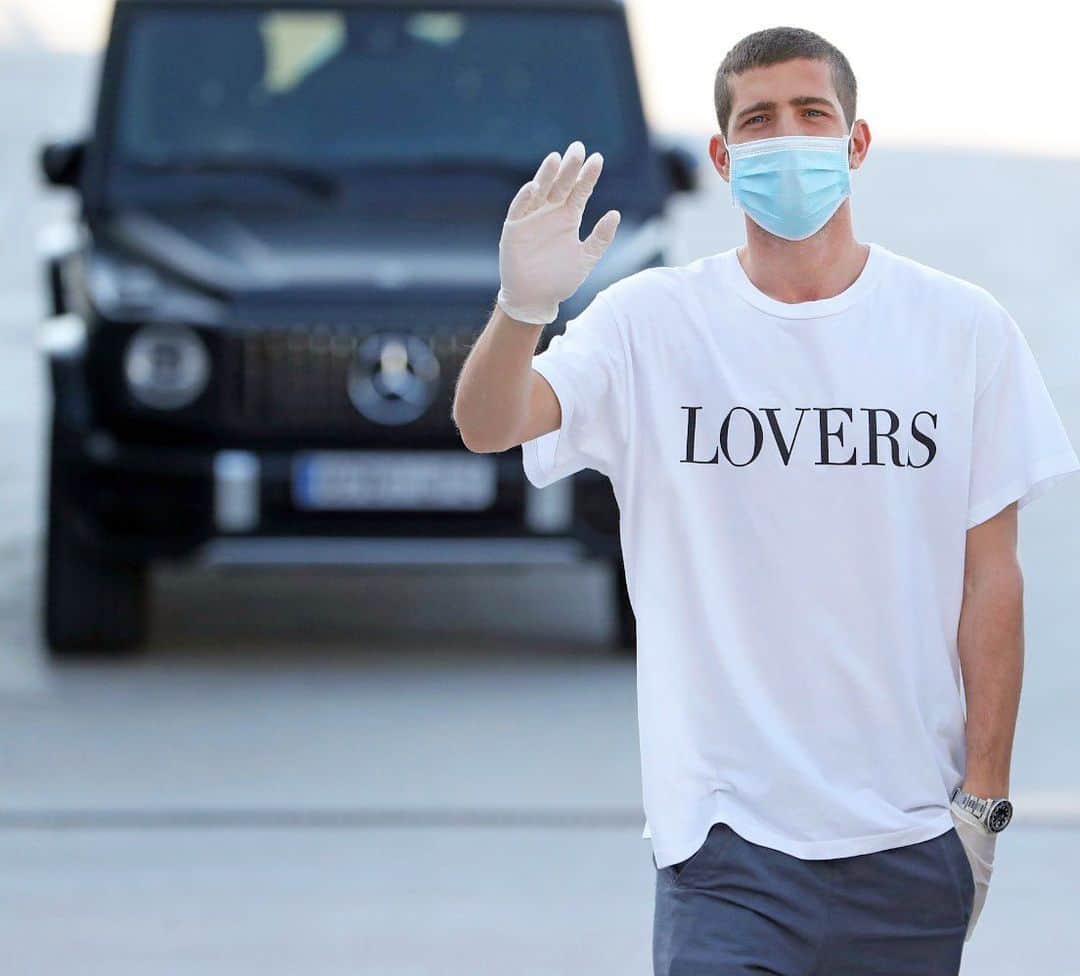 セルジ・ロベルトのインスタグラム：「👋🏼😷」