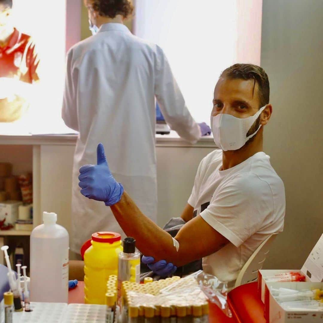 ロベルト・ソルダードのインスタグラム：「Preparándonos para volver. Con todo el respeto hacia las personas que han sufrido o están sufriendo y el agradecimiento a los sanitarios, fuerzas y cuerpos de seguridad, voluntarios, etc. Con el recuerdo hacia los granadistas que ahora nos verán desde el cielo y el deseo de que el fútbol vuelva a ser un motivo para hacer la vida algo más llevadera durante 90 minutos.  Ahora, más que nunca, con todo el corazón.  #EternaLucha 🔴⚪ 📷: Granada CF.」
