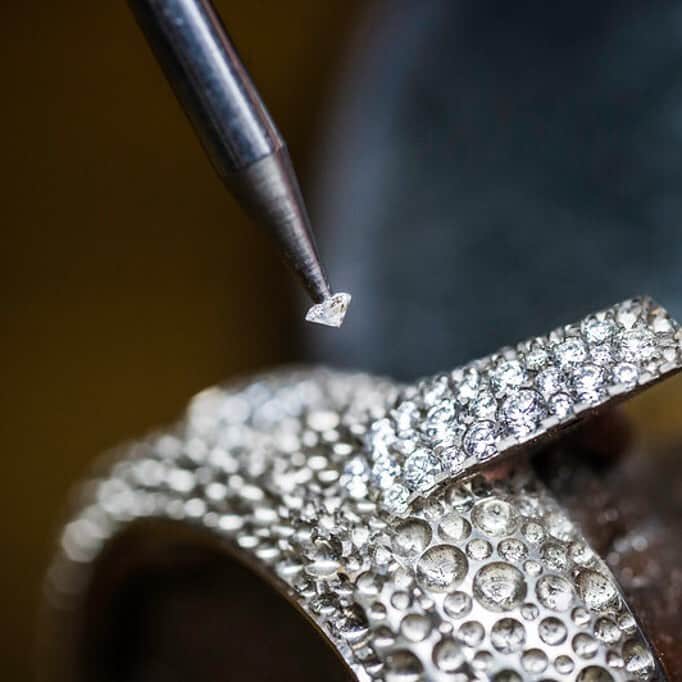 ジラールペルゴさんのインスタグラム写真 - (ジラールペルゴInstagram)「From the craftsmanship needed to transform raw mother-of-pearl into an iridescent dial, to the choice of ethically sourced diamonds, the Cat’s Eye collection embodies refinement and mastery.  #GirardPerregaux #CatsEye #BridgesToWonders #Craftsmanship #KnowHow #Sustainability」5月6日 22時13分 - girardperregaux