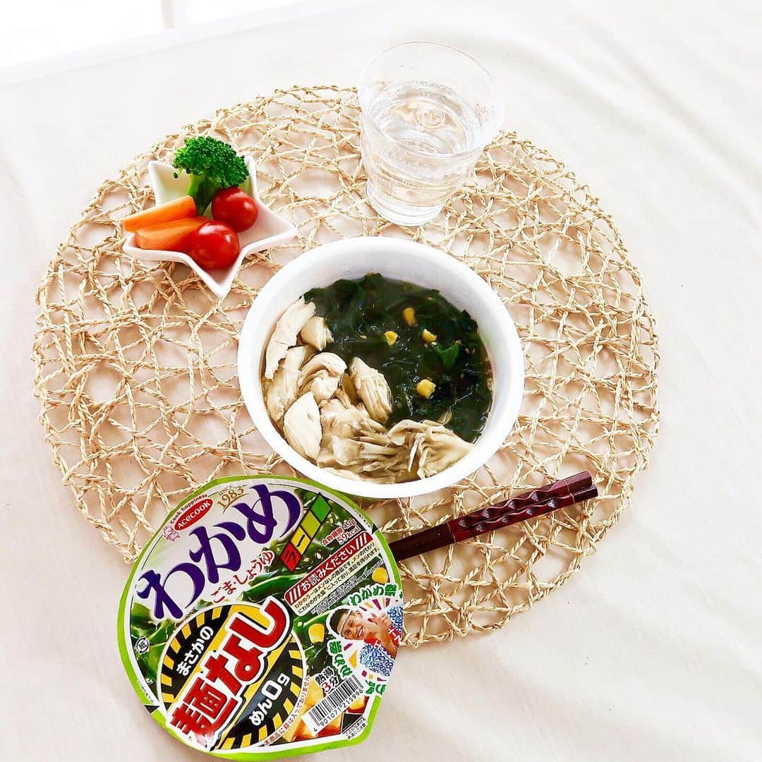 権田裕美さんのインスタグラム写真 - (権田裕美Instagram)「. 巷で噂の麺なしわかめラー○○を 食べてみました＼(^ω^)／ . . 熱湯を入れて待つこと3分…、 醤油ベースのスープがしっかりと染み込んだわかめが…！美味し〜！🥺💓 ラーメン離れいている私の体に…染みた🤤 . . ささみ2本分と舞茸を入れてたんぱく質を プラスしましたっ🌟 . . . . . (炭水化物の玄米ミニおにぎりを ランチ1時間程前に食べています♪) . . . . . . . . . . . . . #わかめラー#わかめラーメン#低カロリー #低カロリーレシピ #筋トレ #ヘルシー餃子#便秘改善 #便秘改善#手作り料理 #料理　#cooking #おうちご飯#japanesefood #japanesegirl #japanese #料理好きな人と繋がりたい #時短料理 #デリスタグラマー #デリスタグラム #筋トレ食 #筋トレ飯 #筋トレご飯 #ダイエットメニュー #ダイエットレシピ #低カロリーレシピ #高タンパク低カロリー#おつまみ#ダイエットつまみ #生姜焼き#アレンジレシピ#おうちごはんlover」5月6日 22時17分 - yumigonda