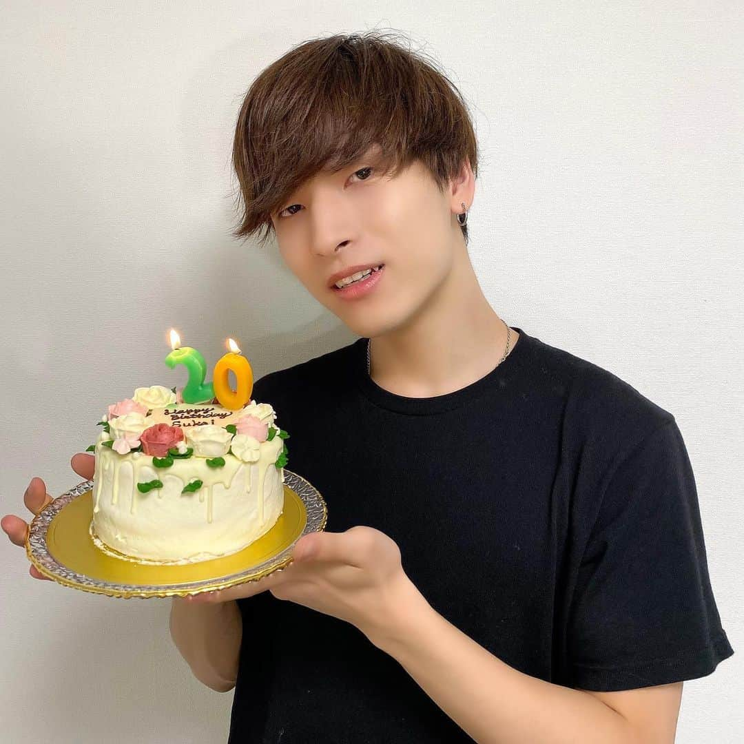 【公式】JO1さんのインスタグラム写真 - (【公式】JO1Instagram)「. 今日は僕の誕生日です！！ 僕の誕生日をお祝いしてくれたメンバーやJAMの皆さん 本当にありがとうございます！！ そしてマネージャーからお聞きしたところ シドニー上空でのメッセージ やケーキやイラストを含めたお祝いツイートが Twitterトレンド1位と聞き 国籍問わず本当に沢山の方々に愛されてるんだと実感ました！！ ほんまみんな愛してるよ😚  今日から僕は20歳 自分で責任の取れる年になり より責任感をもってこれから もjo1金城碧海として活動していきます！ まだまだ未熟な部分もありますがJAMの皆さんマネージャーの皆さんそして メンバーのみんな！ これからも宜しくお願いします。  #HappySkyDay #kinjosukai #金城碧海 #JO1 #happybirthday」5月6日 22時21分 - official_jo1