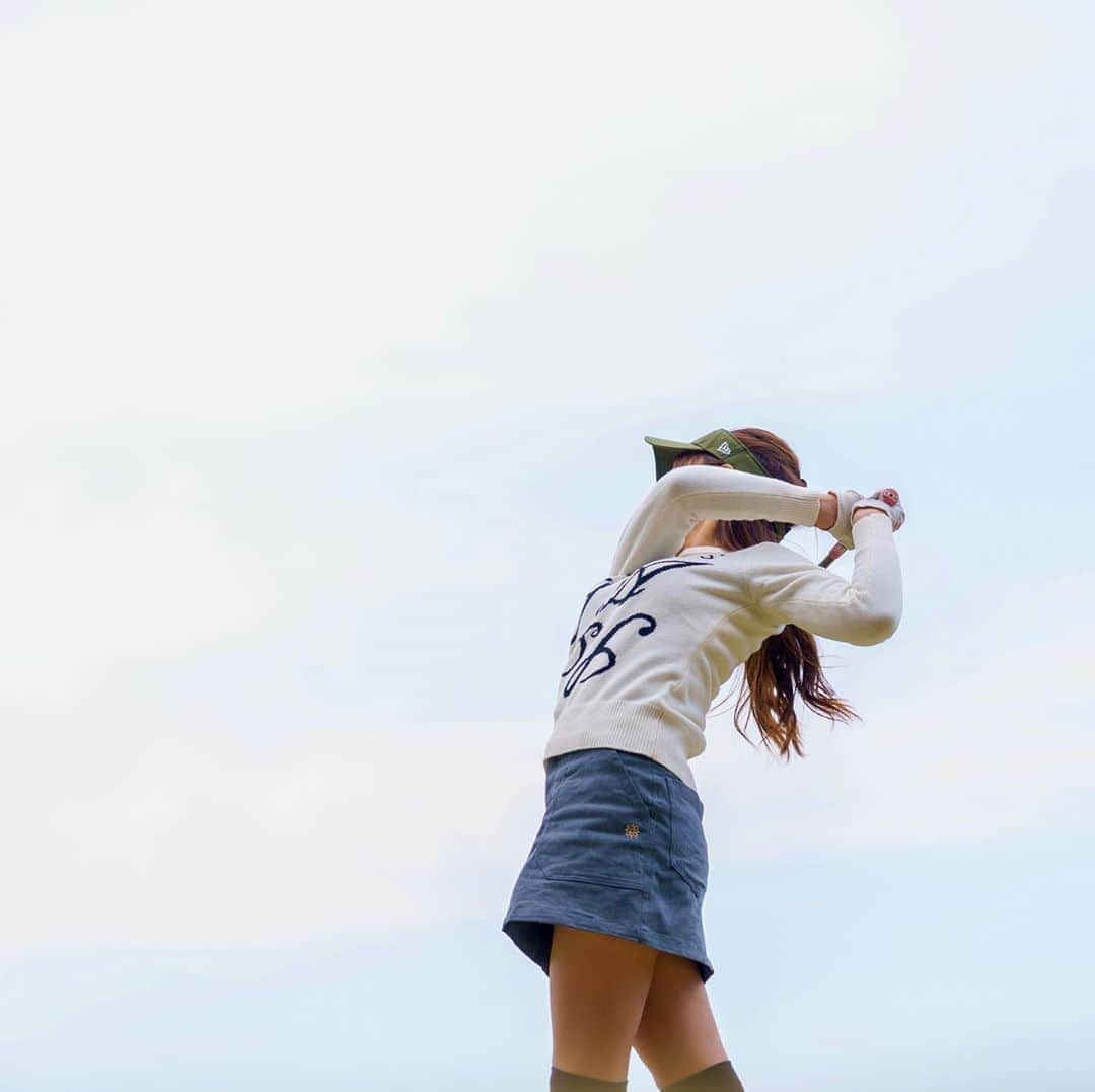 のインスタグラム：「. 顔見えないけど好きな写真💗 . . 🏌️‍♀️ . . . #ゴルフ#ゴルフ女子#ラウンド#空 #青空に向かってナイスショット」