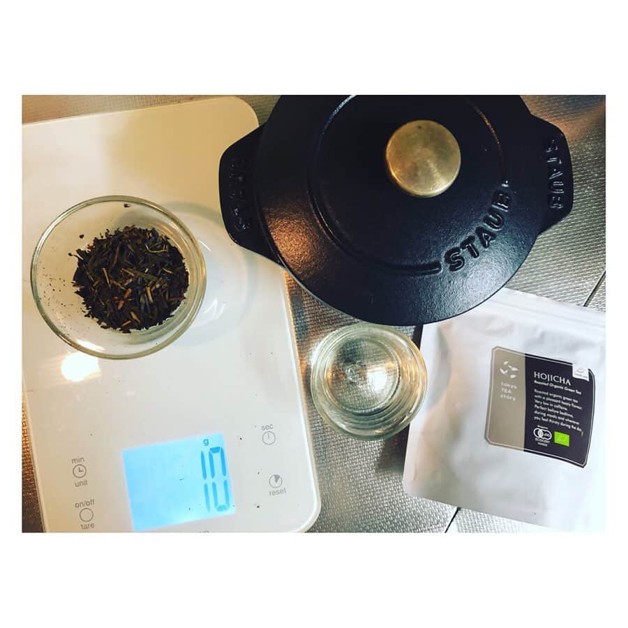 MIHOさんのインスタグラム写真 - (MIHOInstagram)「【ほうじ茶ゴハンの作り方】﻿ ﻿ 和食の時にほうじ茶ゴハン﻿ ﻿ 美味しいほうじ茶を　@saterra_tea でお取り寄せしたのでこれでほうじ茶ゴハンを炊いたらニンマリでした☺︎﻿ ﻿ 【ほうじ茶ゴハン】﻿ ﻿ お米をあらって30〜1時間吸水させて、1合分のほうじ茶とお酒大さじ1/2と.いれたかったらお塩ひとつまみ﻿ ﻿ その間に﻿ ﻿ ほうじ茶　10g﻿ お水 　250cc﻿ ﻿ お茶をのんでおいしい、とおもうくらい☺︎﻿ 適度に濃いと渋みがでてそれはそれでおいしいよ﻿ ﻿ ﻿ ※90〜95度のお湯で茶葉を1分蒸らして1合分の水の量をとって冷まします﻿ ﻿ お米1合と1合分の美味しくいれたほうじ茶と、お酒大さじ1/2とお好みでお塩入れて1合炊きの力持ちのSTAUBにがんばってもらう﻿ ﻿ 最初は中火でグツグツしたら、スプーンで1度底を救い上げるように混ぜてから蓋をして弱火で9分、最後の1分はは火を少し強くしてパチパチしたら火からおろして、10分蒸らします ﻿ フンワリほうじ茶の香りがたつゴハンに！﻿ ﻿ 香りを嗅ぎながら一口づつ味わってゆっくり食べられるゴハン﻿ ﻿ オススメです﻿ ﻿ ﻿ @saterra_tea ﻿ @staub_japan ﻿ ﻿ #ほうじ茶﻿ #ほうじ茶ゴハン﻿ #いくらごはん﻿ #スープ﻿ #オウチ時間﻿ #簡単レシピ﻿ #自粛期間﻿ #のんびりおうちで出来ること﻿ #ぐうたらごはん ﻿ #みほのグウタラゴハン ﻿ #自分にメモせねば忘れる﻿ #ごはん﻿ #お米﻿ #STAYHOME﻿ #prayfortheworld﻿ #japanefood﻿ #tearice ﻿ #saterra ﻿ #staub﻿ #staubごはん﻿ #staubレシピ﻿ #お料理とお取り寄せブログみたいだけどコロナの終息と共に終わるからね、知らんけど☺︎」5月6日 22時31分 - 27.allen_miho