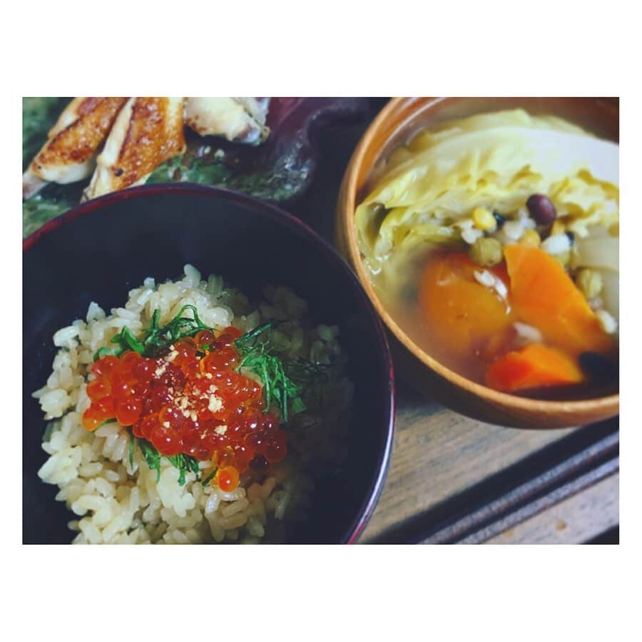 MIHOのインスタグラム：「【ほうじ茶ゴハンの作り方】﻿ ﻿ 和食の時にほうじ茶ゴハン﻿ ﻿ 美味しいほうじ茶を　@saterra_tea でお取り寄せしたのでこれでほうじ茶ゴハンを炊いたらニンマリでした☺︎﻿ ﻿ 【ほうじ茶ゴハン】﻿ ﻿ お米をあらって30〜1時間吸水させて、1合分のほうじ茶とお酒大さじ1/2と.いれたかったらお塩ひとつまみ﻿ ﻿ その間に﻿ ﻿ ほうじ茶　10g﻿ お水 　250cc﻿ ﻿ お茶をのんでおいしい、とおもうくらい☺︎﻿ 適度に濃いと渋みがでてそれはそれでおいしいよ﻿ ﻿ ﻿ ※90〜95度のお湯で茶葉を1分蒸らして1合分の水の量をとって冷まします﻿ ﻿ お米1合と1合分の美味しくいれたほうじ茶と、お酒大さじ1/2とお好みでお塩入れて1合炊きの力持ちのSTAUBにがんばってもらう﻿ ﻿ 最初は中火でグツグツしたら、スプーンで1度底を救い上げるように混ぜてから蓋をして弱火で9分、最後の1分はは火を少し強くしてパチパチしたら火からおろして、10分蒸らします ﻿ フンワリほうじ茶の香りがたつゴハンに！﻿ ﻿ 香りを嗅ぎながら一口づつ味わってゆっくり食べられるゴハン﻿ ﻿ オススメです﻿ ﻿ ﻿ @saterra_tea ﻿ @staub_japan ﻿ ﻿ #ほうじ茶﻿ #ほうじ茶ゴハン﻿ #いくらごはん﻿ #スープ﻿ #オウチ時間﻿ #簡単レシピ﻿ #自粛期間﻿ #のんびりおうちで出来ること﻿ #ぐうたらごはん ﻿ #みほのグウタラゴハン ﻿ #自分にメモせねば忘れる﻿ #ごはん﻿ #お米﻿ #STAYHOME﻿ #prayfortheworld﻿ #japanefood﻿ #tearice ﻿ #saterra ﻿ #staub﻿ #staubごはん﻿ #staubレシピ﻿ #お料理とお取り寄せブログみたいだけどコロナの終息と共に終わるからね、知らんけど☺︎」