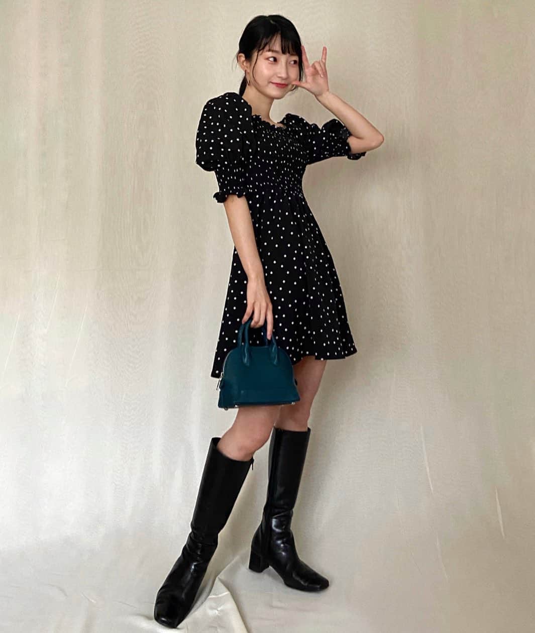 のインスタグラム：「たまにはおしゃれをしようと思って、おうちでお洒落しました☺️(ブーツは写真撮ってすぐ脱いだ笑) ポーズは姪っ子の指定ポーズです😂💗 #おうちじかん #stayhomestaysafe #うめしふく #nagolic」