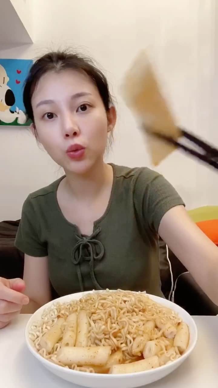張香香のインスタグラム：「蕎麥涼麵+辣炒年糕加2包泡麵+綠豆牛奶冰棒+2個紅豆麻糬+泡麵乾吃」