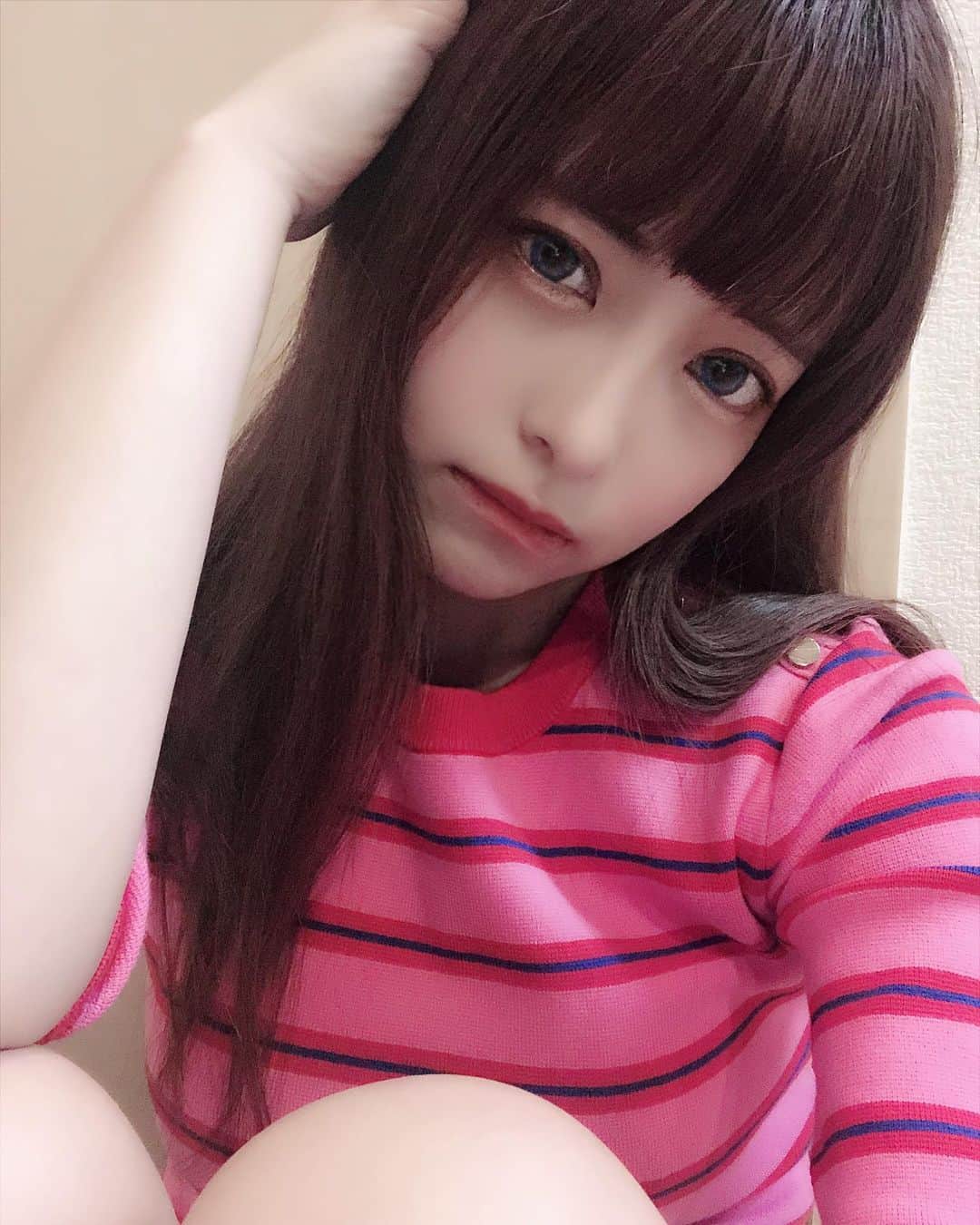 桜もこさんのインスタグラム写真 - (桜もこInstagram)「青いカラコンし、た、！！？💙笑  #カラコン #瞳　#青系 #似合わない #可愛くなりたい #ストレートヘア #ボサボサ #pink #diet #お家時間 #instagram #instagood #japanesegirl #japanesemodel」5月6日 22時42分 - mokochan319
