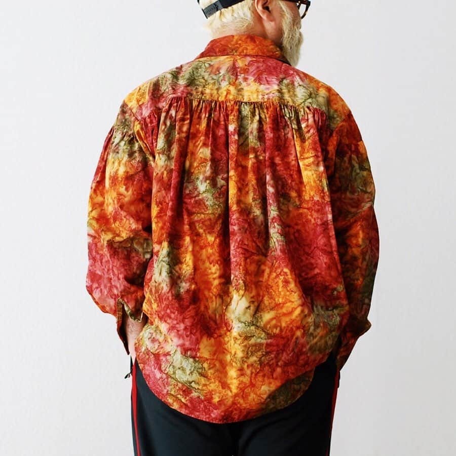 wonder_mountain_irieさんのインスタグラム写真 - (wonder_mountain_irieInstagram)「_ AiE / エーアイイー "Painter shirt - abstract batik" ¥26,400- _ 〈online store / @digital_mountain〉 https://www.digital-mountain.net/shopdetail/000000011149/ _ 【オンラインストア#DigitalMountain へのご注文】 *24時間受付 *15時までのご注文で即日発送 *送料無料 tel：084-973-8204 _ We can send your order overseas. Accepted payment method is by PayPal or credit card only. (AMEX is not accepted)  Ordering procedure details can be found here. >>http://www.digital-mountain.net/html/page56.html _ 本店：#WonderMountain  blog>> http://wm.digital-mountain.info/ _ _ #NEPENTHES #AiE #ネペンテス #エーアイイー _ 〒720-0044  広島県福山市笠岡町4-18 JR 「#福山駅」より徒歩10分 #ワンダーマウンテン #japan #hiroshima #福山 #福山市 #尾道 #倉敷 #鞆の浦 近く _ 系列店：@hacbywondermountain _」5月6日 22時57分 - wonder_mountain_