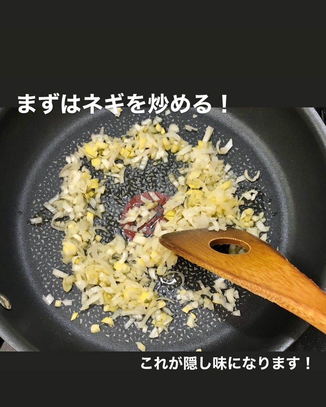 utoshさんのインスタグラム写真 - (utoshInstagram)「【レシピ付き】焦がし醤油のレタちく焼飯！﻿ ﻿ ささっと #在宅楽飯 レシピ。ちくわとレタスを使って焼き飯を作りました。﻿ ただの焼き飯だと面白くないので、焦がし醤油の焼き飯です。﻿ ﻿ 普通に醤油をかけるより、風味がでるので面白い味になりますよ。﻿ 実はチャーハンて塩加減が味の決め手なんですが、このレシピは醤油加減でチャーハンを作っていますので、醤油多めのチャーハンが好きな人には特にオススメ。﻿ （焼き飯なので卵が入っていませんが、チャーハンにしたい方は卵も入れてください）﻿ ﻿ ﻿ ✔️〈料理のポイント〉﻿ ・醤油を入れる時に、フライパンを斜めにして、具を偏らせ、下部分を空けて、その部分に醤油を入れます。焦げ始めたらそのまま具と混ぜ合わせるという、作り方をしています。﻿ ﻿ ﻿ レシピはこちら↓﻿ ＿＿＿＿＿﻿ ﻿ 焦がし醤油のレタちく焼飯（2人分）﻿ ﻿ 【材料】﻿ 白米 茶碗2杯（500g）﻿ ちくわ（小さめ） 4本（100g）﻿ レタス 1/8個﻿ 白ネギ 15cm﻿ ﻿ 醤油 大さじ1 塩　ひとつまみ ﻿ サラダ油　大さじ2﻿ ﻿ 紅ショウガ　適量（お好みで）﻿ ﻿ 【作り方】﻿ （1）ちくわを斜めに5mm幅にカットする。ネギは白い部分をみじん切り。レタスは手でちぎる。白米は早めにお釜から出し、少し冷ましておく。﻿ ﻿ （2）フライパンに油を引き、みじん切りにしたネギを入れて炒め、ちくわをいれて、焦げ目が付くまで炒め、白米と塩を入れて切る様に混ぜ合わせ、ご飯をホロホロにしていく。﻿ ﻿ （3）具を端に寄せ、フライパンを斜めに傾かせ下部分に空きを作り、醤油をその部分にいれて、30秒くらいブクブクと焦がしてからフライパンを平に戻して全体に混ぜ合わせる。﻿ ﻿ （4）最後にレタスをいれて、よく混ぜ合わせたら完成。皿に盛りつけ、紅ショウガをのせたら完成。﻿ ﻿ ＿＿＿＿＿﻿ ﻿ ﻿ ぜひ作ってみてくださいね。﻿ No local No food おいしく楽しく！﻿ ﻿ ﻿ #チャーハン #焼飯 #スタートUPレシピ #スタートアップレシピ #とりあえず野菜食 ﻿ #ellegourmet#lunch#brunch#breakfast#foodporn#instagramjapan#vsco#IGersJP#onthetable#ランチ#おうちカフェ#うちごはん#暮らし#フーディーテーブル#cooking#おうちごはん#朝ごはん#japanesebreakfast」5月6日 23時02分 - utosh