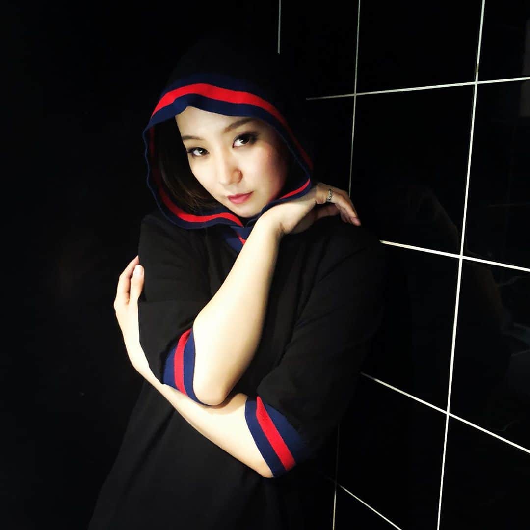 NOHANAのインスタグラム：「もう2年前になるんだけど、 この壁「In Two」っぽい！！！って思って撮ったんだけど、あんまり納得いかなくて載せてなかったやつ。笑 実はここ、私がいつもお世話になってるライブハウス"shibuya eggman"のトイレなんです😂 こんなにライブハウスに行かない日々が来るとはなぁ💦 今はまだまだ厳しいけど、、早くまたみんなと騒ぎ明かせますように🙏✨ ・ #namieamuro #安室奈美恵 #安室ちゃん #アムコス #アム活 #アムラー #intwo #のはなみえ #eggman #stayhome」