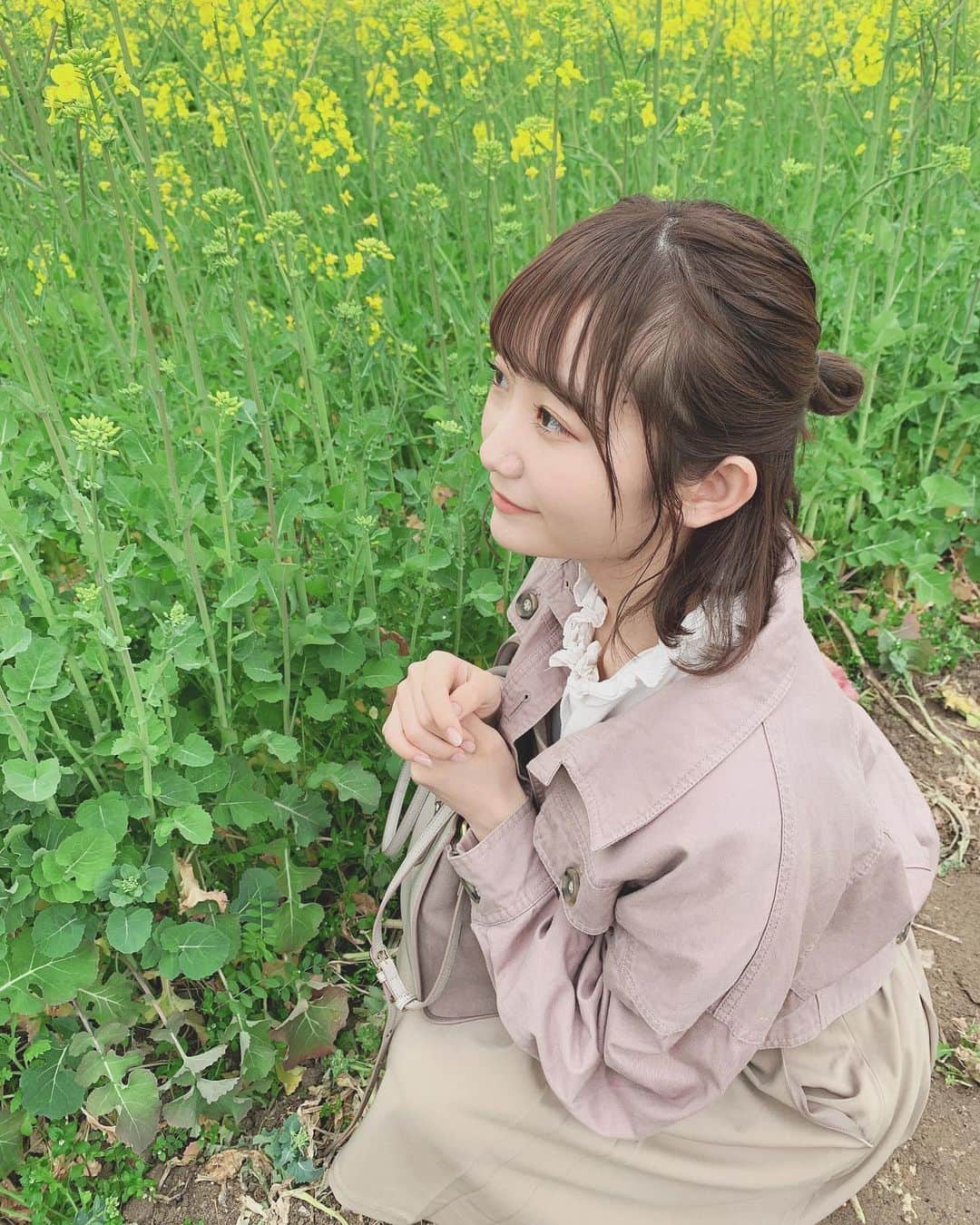 夏川愛実のインスタグラム：「﻿  #思い出pic ﻿ いつの写真だろ？🤨﻿ 菜の花🌼﻿ ﻿ ﻿ #菜の花#思い出グラム#お団子#ハーフアップ﻿ #おうちじかん#写真のネタ切れ#思い出写真﻿ #春コーデ#低身長コーデ﻿#公園#ボブアレンジ ﻿」