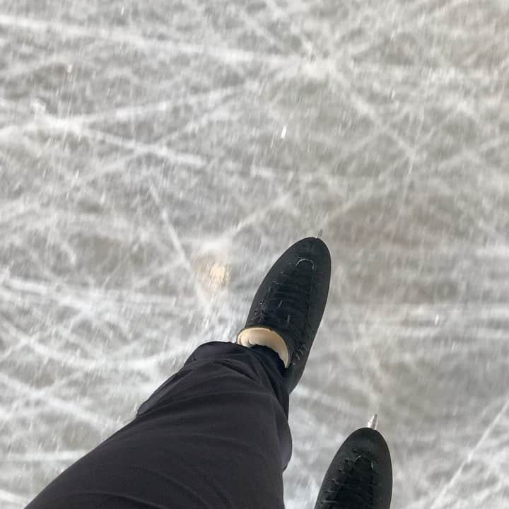 ルーベン・ブロマールトのインスタグラム：「Join me! 🌪🌪🌪 What is it? ➡️ Change foot Sit Spin with back outside upright at the end  What figure skaters see during spins 🤷‍♂️ now try to spin side by side and keep the same speed 😂 #workworkwork  For those who wonder 🤔  Yes I get dizzy, especially after such a long time.  But with practise it gets better 💪  @deutsche_eislauf_union @isufigureskating @edeaskates @johnwilsonblades @spitzensport_bundeswehr」