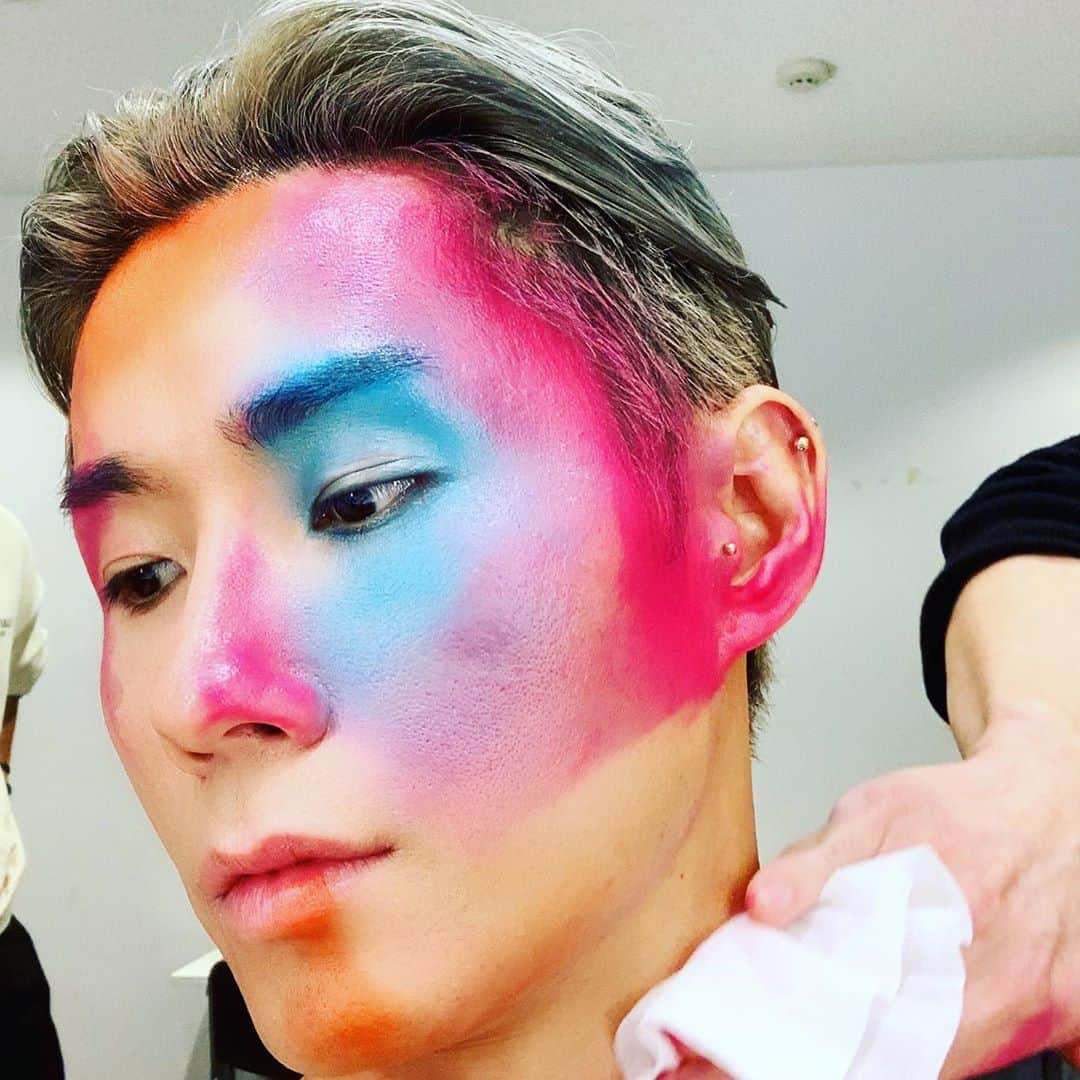 川上大輔さんのインスタグラム写真 - (川上大輔Instagram)「ジャケット撮影時のヘアメイク〜撮影過程です✴︎過去写真 #hairmake  #ヘアメイク」5月6日 23時11分 - kanatataiga