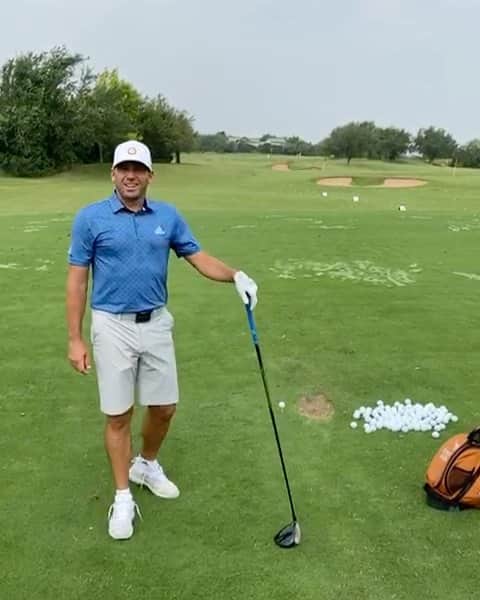 ルーク・ドナルドのインスタグラム：「Today’s tip is from my good friend @thesergiogarcia on a couple of things that he really focuses on. Sergio is one of the best ball strikers of our time and arguably shallows the club from the top of the backswing better than anyone. The feeling of keeping his right elbow tucked in and connected to the body is a big part of this. If you watch Sergio’s right shoulder - it really drops straight downward on the downswing and this is a great feeling for anyone who struggles with that over the top motion. . Sergio also loves to feel that his head height remains the same throughout his swing - in other words he is staying in posture - so important if you want to be consistent in your ball striking! Thanks for this tip Sergio 👍🏼 #LDTips #SGTip #rightelbow #headheight #staysafe #stayhealthy」