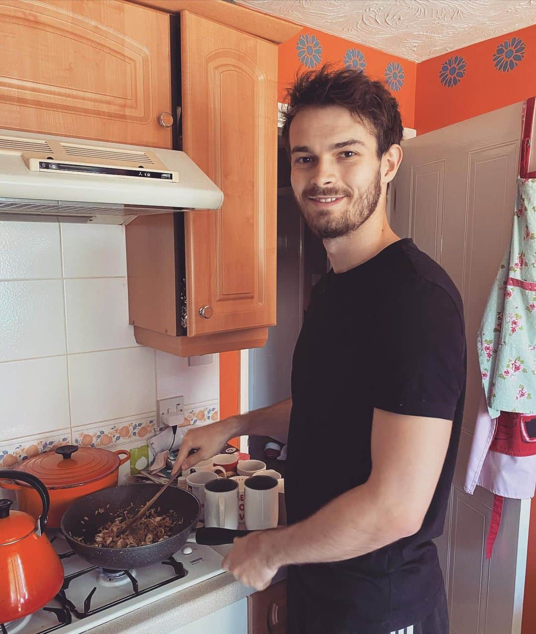 サム・ウォーカーのインスタグラム：「Leveling up my cooking skills in lockdown 🧑🏻‍🍳😋」