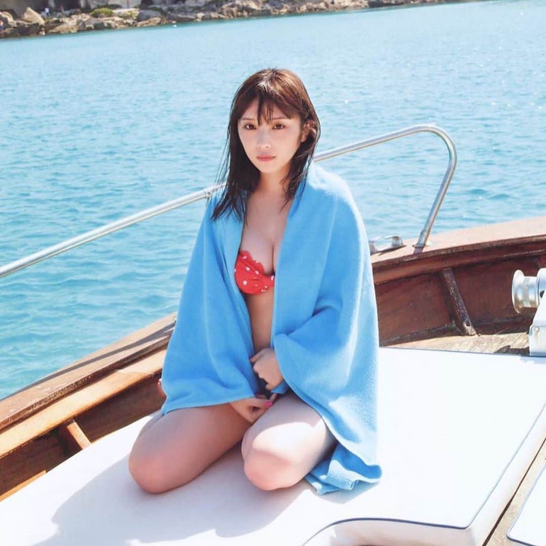 西野七瀬fanのインスタグラム：「･ 昨日投稿すればよかった #乃木坂46 #nogizaka46  #与田祐希 #与田ちゃん #よだちゃん #よだっちょ #だっちょ #19歳 #yodayuuki  #雑誌 #制服 #happybirthday  #ベンチ  #水着  #どいや丸軍団 #乃木坂ちゃんリスペクト軍団」