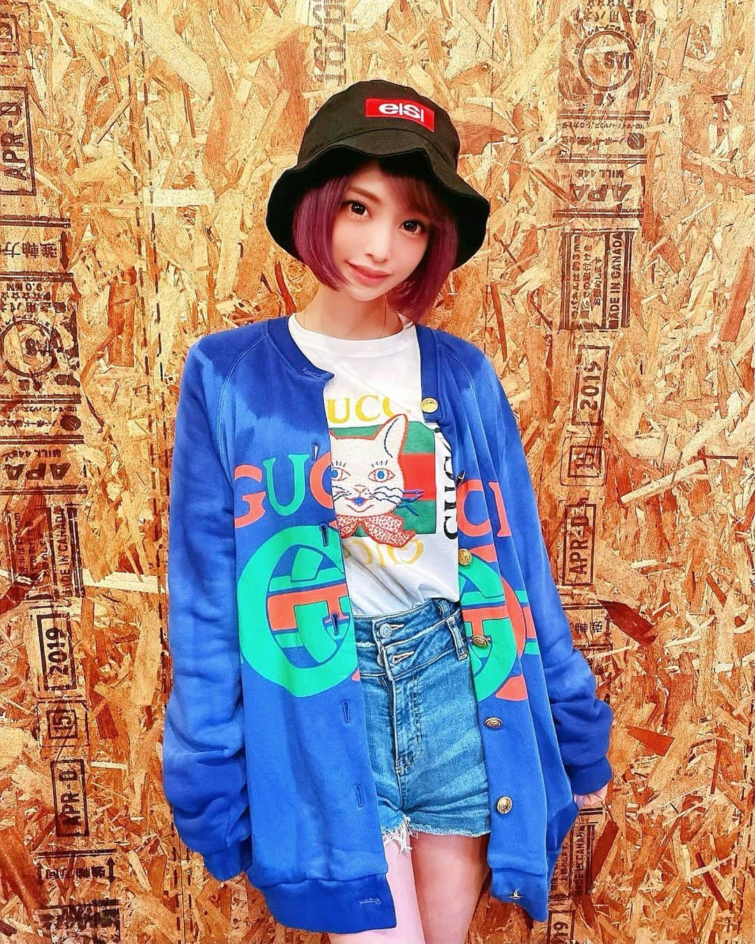 サキ吉さんのインスタグラム写真 - (サキ吉Instagram)「ボタン空いてる……🤷‍♀️ ． GUCCIのお洋服に e|s|のバケットハットを合わせたよ👒 ． バケットは6色展開🙆‍♀️💞 3900円でお求めやすい価格となっております👏  @es__official ． 最近気分でコメ返してるから 気軽にコメントしておくれ～！！🙌 ． #ootd #カジュアルコーデ #gucciコーデ  #gucci  #es #バケットハット #春コーデ  #ヒグチユウコ  #ヒグチユウココラボ」5月6日 23時23分 - sakikichi1201