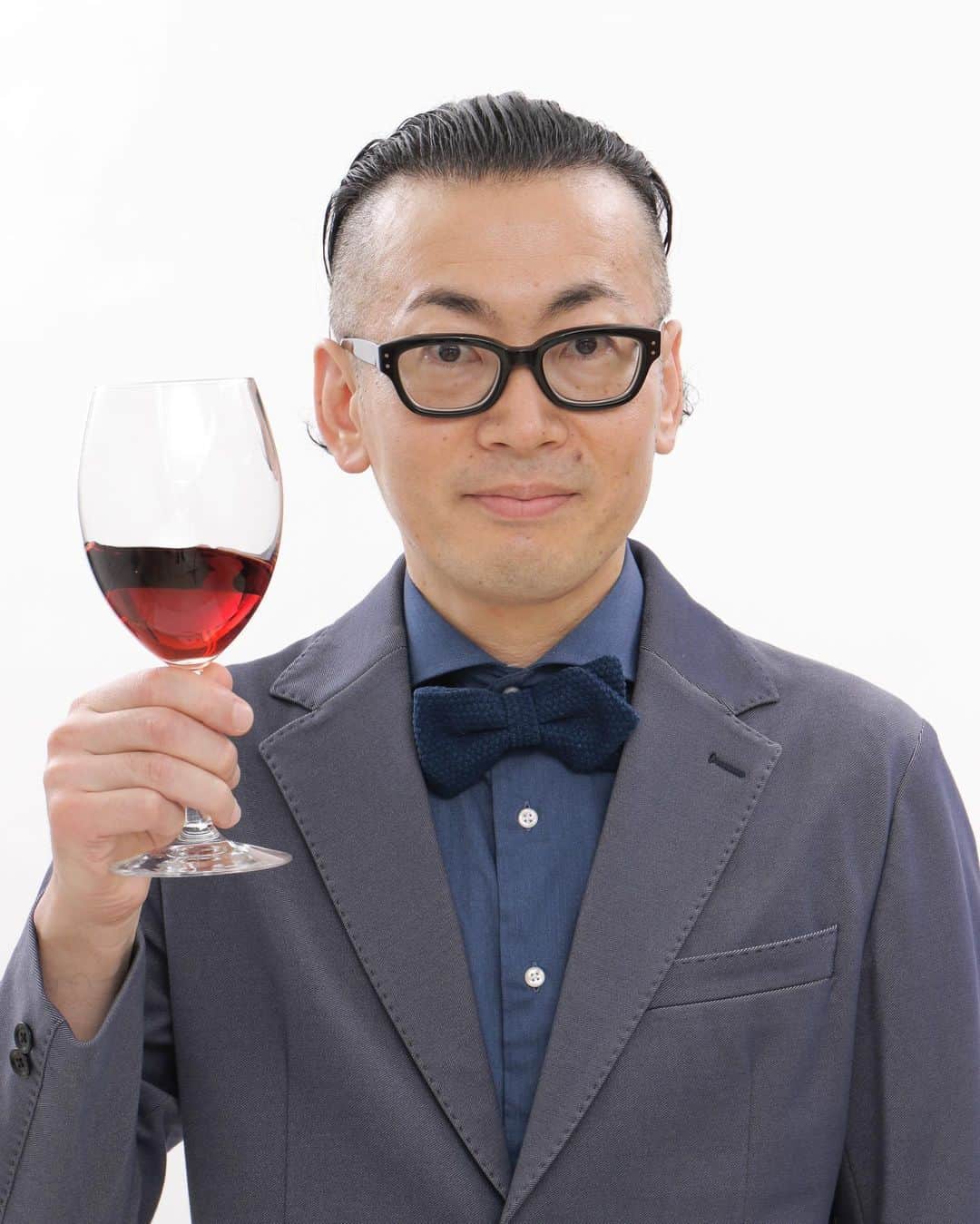 ひぐち君さんのインスタグラム写真 - (ひぐち君Instagram)「‪OCEANS WEBの「絶対に家飲みすべき安旨ワイン」の取材にて、ボクのオススメ日本ワインを3本ご紹介させていただきました🍷‬ ‪ご自宅でぜひお試しくださいませ。‬ https://oceans.tokyo.jp/food-drink/2020-0506-6/?p_page=3 #oceans #日本ワイン　🇯🇵 #japanesewine #vinjaponais  #wine #vin #vino #winetime #winelover  #instawine #wineexpert  #tokyo  #wineathome #stayhome」5月6日 23時28分 - higehiguchi