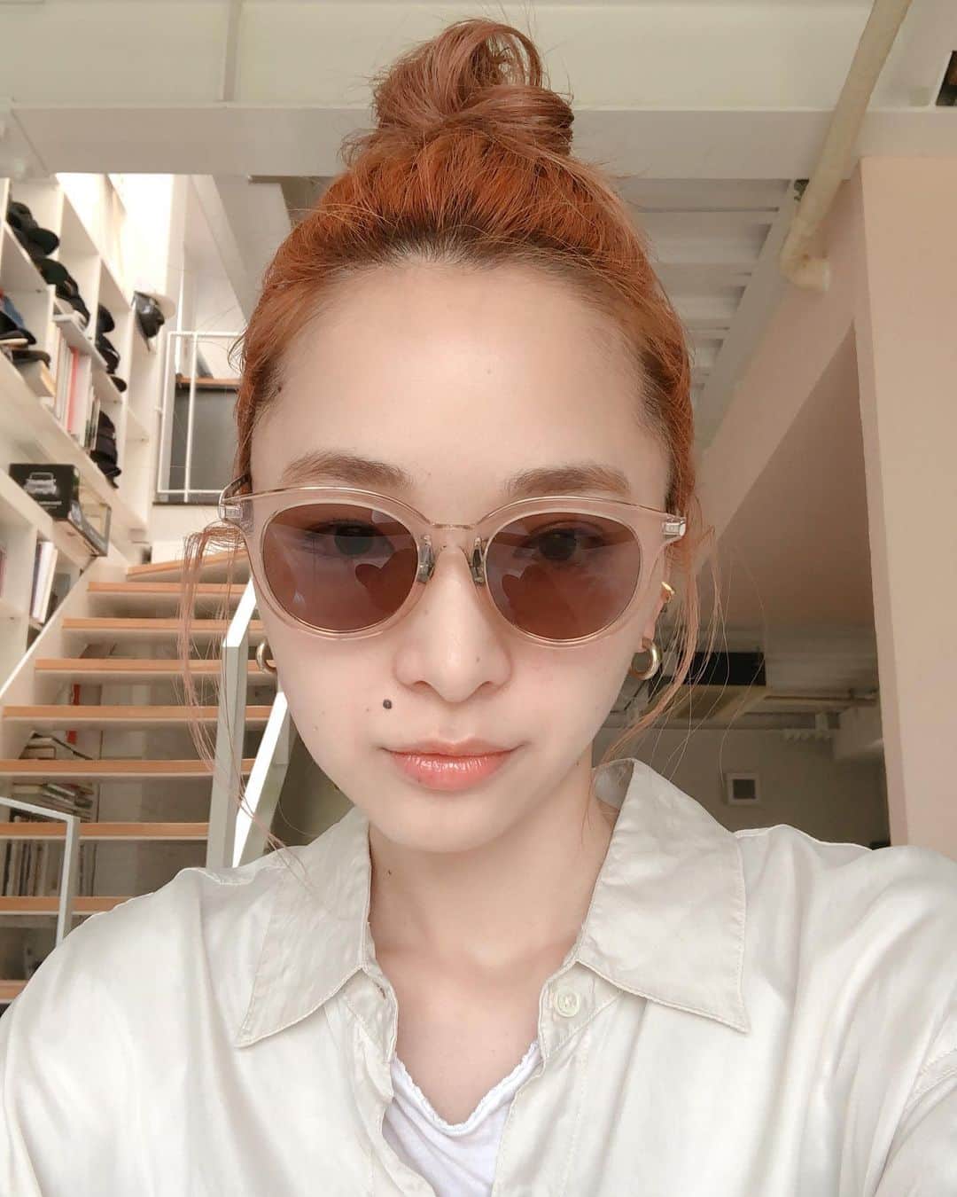 のインスタグラム：「GWも今日で終わり☺️🍿 ステイホームしながらも大好きな夏に向けて 自宅でイメトレ🔥  おだんごは高い位置で作ると メガネとの相性も良し🕶👓 . 髪のメンテナンスも今はなかなか難しいかもですが、 メイクや、メガネ、アクセサリーなどプラスして テンション上げていきましょう🌈✨ . . また #HairWeGo できるその日まで。 今はおうちで、 #部屋WeGo @pantene_jp_official」