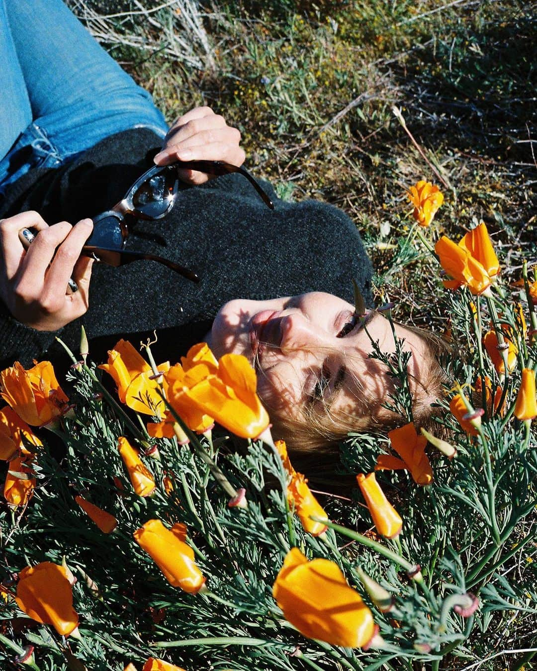 サンヌ・ヴロートさんのインスタグラム写真 - (サンヌ・ヴロートInstagram)「We took a little outdoor trip to get some fresh air! Anyone else been to the Poppy fields ? It’s so pretty!🧡」5月6日 23時47分 - sannevloet