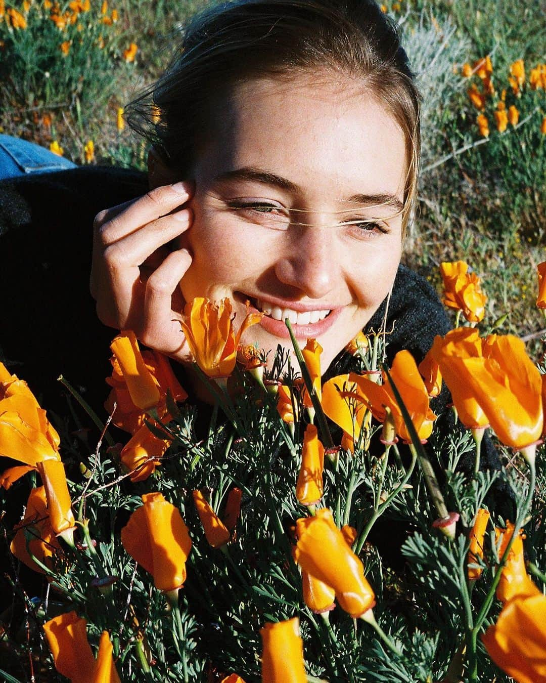 サンヌ・ヴロートさんのインスタグラム写真 - (サンヌ・ヴロートInstagram)「We took a little outdoor trip to get some fresh air! Anyone else been to the Poppy fields ? It’s so pretty!🧡」5月6日 23時47分 - sannevloet