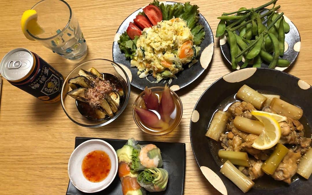 大場美和さんのインスタグラム写真 - (大場美和Instagram)「たくさん料理を準備して… 家族でオンライン飲み会！ 神奈川、愛知、京都からご参加いただいています。 お酒を飲んだのはたぶん、1世紀ぶりくらい。楽しかった。 現在は絶賛停電中。ナイトクライミング用のライトが久々の活躍を見せています。 #zoom飲み会 #停電」5月6日 23時45分 - miwa_oba