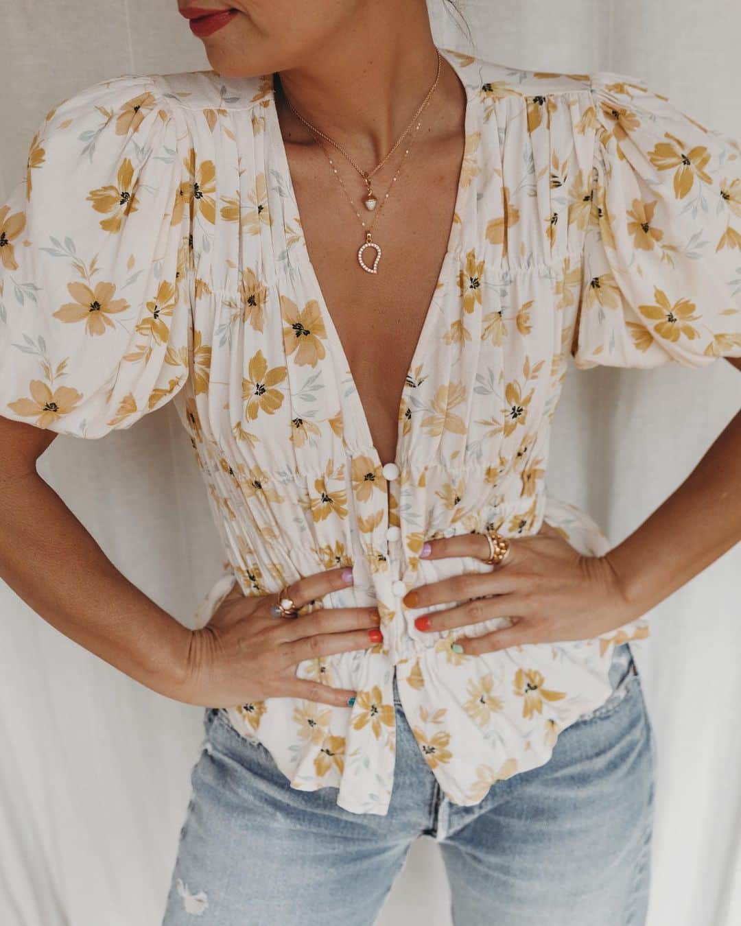 のインスタグラム：「Spring at home cheering up my day layering beautiful necklaces @tamaracomolli  #tamaracomolli #finejewelry #ad」