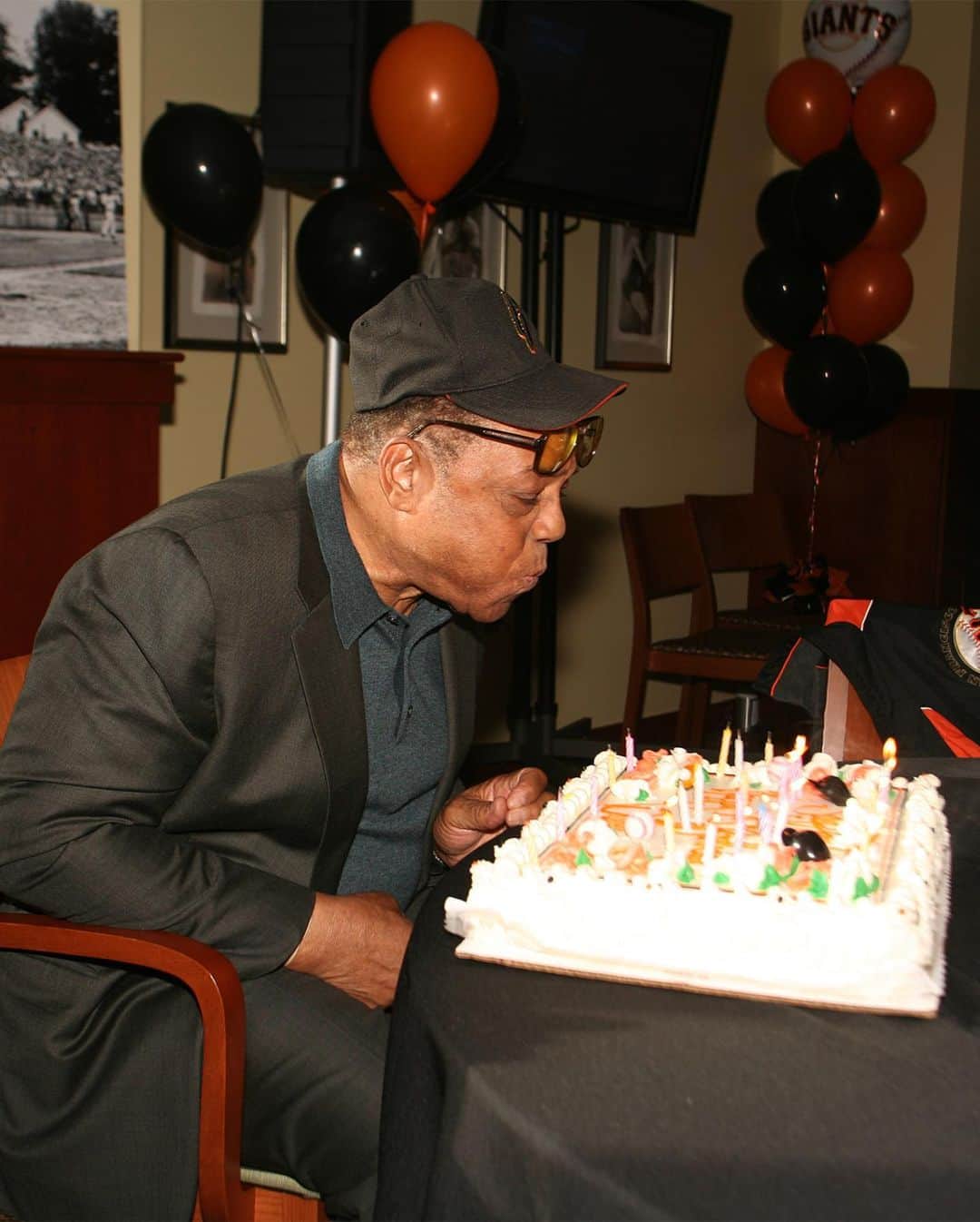 サンフランシスコ・ジャイアンツさんのインスタグラム写真 - (サンフランシスコ・ジャイアンツInstagram)「#SayHey! Happy 89th Birthday, Willie Mays 🥳🍰」5月6日 23時49分 - sfgiants