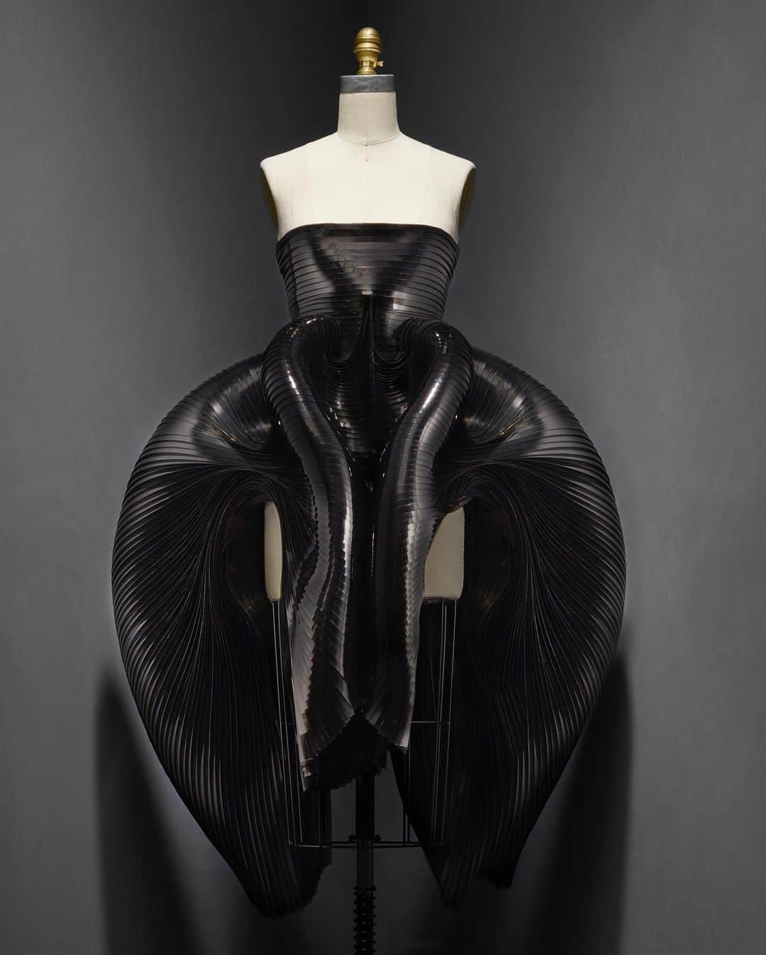 Iris Van Herpeさんのインスタグラム写真 - (Iris Van HerpeInstagram)「‘Craftolution’ ~ Diving into the intricate details and techniques of the Iris van Herpen archive with you.  Look 1: The ‘Micro’ dress (2012) made from beige stretch tulle and transparent sheets that are layered and stitched into 3D shell shapes. Look 2: ‘Magnetic Motion’ dress (2014) made of night-blue lasercut lacquer leather. Look 3: ‘Crystallization’ top and skirt (2010) made from 3D printed white polyamide and leather, in collaboration with Daniel Widrig. Look 4: ‘Hybrid Holism’ strapless dress (2012) made from translucent black pu sheets and cotton. Look 5: ‘Moon’ dress (2013) “grown” with magnetic powder and magnets in collaboration with @JolanvanderWiel. These looks were exhibited at the @MetMuseum @MetCostumeInstitute as part of the Manus X Machina show, 2016 and lensed magnificently by @NicholasAlanCope for the beautiful Manus X Machina Exhibition book.  #irisvanherpen #couture #metgala #manusxmachina #metmuseum」5月7日 0時06分 - irisvanherpen
