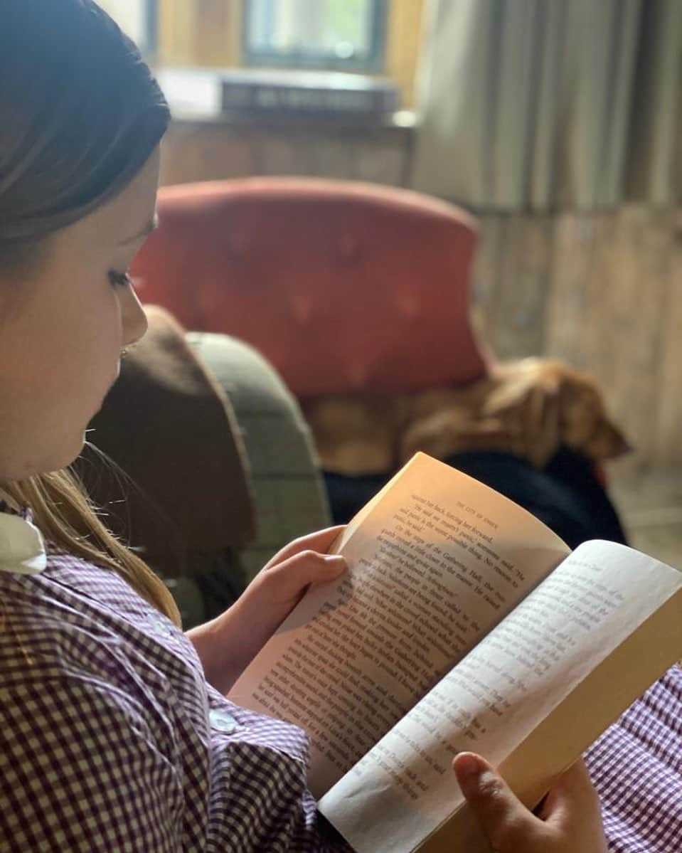 ヴィクトリアベッカムさんのインスタグラム写真 - (ヴィクトリアベッカムInstagram)「Afternoon reading with Olive xx Kisses from #HarperSeven. #HomeschoolDay」5月7日 0時04分 - victoriabeckham