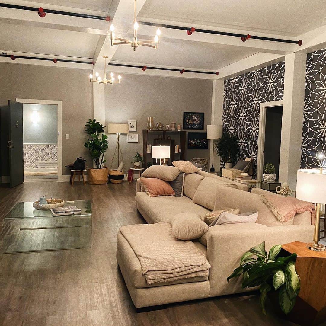 ダニエル・パナベイカーのインスタグラム：「Loved filming in Caitlin’s apartment - the wallpaper is actually a custom design! What did you think of last nights episode of @cwtheflash ? #TheFlash」