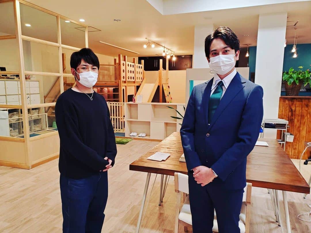 のインスタグラム：「毎日中継💪とまでは行きませんが 最近はコロナ関連の情報を中継でお伝えする機会が 多くなってきました💥 ･ ･ 今日は金沢市にある美容院･Lagoonさんから✂️ 美容院は休業要請の対象外💦 ここは今日までお休みしていましたが 問い合わせも多く明日から営業再開です👏 ･ ･ 今日、店内を徹底的に除菌✨ 明日以降、希望するお客さんにはビニール手袋を配ったり 席は③m以上離して横並びにしないなど 様々な対処を行いながら営業していくそうです😌 ･ ･ ここは広々とした託児スペースもあり お子さんを持つ親御さんの為にも営業再開を決めたそう😳 ･ ･ そして明日は午後４時５０分〜 報道特別番組 緊急事態宣言ﾞ延長ﾞ📺 ･ ･ 最後の写真はリハーサルの様子です😄 僕はとある教育現場から先生たちの声を生中継します🎤 ･ ･ 県内ニュースも通常通りあります👌 明日のイイダスポーツは…😏 ･ ･ #石川テレビ #石川さん #livenewsit #中継 #リポート #美容院 #Lagoon #ラグーン #営業再開 #コロナに負けるな #特別番組 #特番 #リハーサル #アナウンサー #稲垣真一 アナ #河合莉菜 アナ #飯田嘉太」
