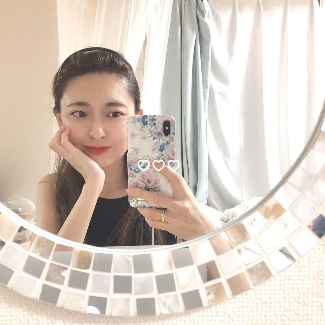 菊池かなこのインスタグラム：「. そろそろ外に出る仕事がしたいなあ⌣̈⃝ 今日もデスクワーク🖥 一瞬で2月から5月になったかんじがする。 . . 中国語思い出せなくなって来てるので、、 忘れないように インスタに拙いですが 中国語文も書いていくことにします🇹🇼 . . 從今天起 我po ig的時候努力寫中文💪 . 因為現在的日本沒辦法出去外面 所以今天也在家工作.. 已經五月了 時間過得很快⍤⃝ . . ୨୧┈┈┈┈┈┈┈┈┈┈┈┈┈┈┈┈┈୨୧ #デコ出し#ハーフアップ#オールバック#カチューシャ #在宅ワーク#リモートワーク#デスクワーク#おうち時間」
