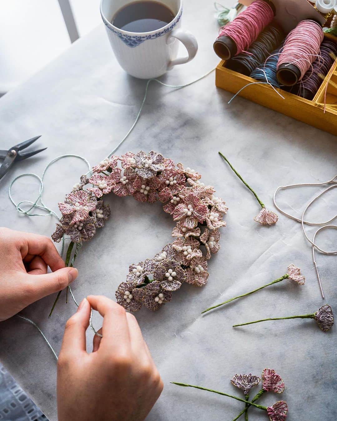 柳澤麻衣さんのインスタグラム写真 - (柳澤麻衣Instagram)「I made a hydrangea with wire.  Hydrangea petals are gradation. .  ロゴをリニューアルしました。 .  これまで、以前グラフィックを学んでいた時に自分で製作したロゴを使ってきました。  リニューアルするにあたり、グラフィックデザイナーの @2fdaisy さんにお願いし製作して頂きました。  グラフィックを学んだ時にお世話になった先生のお一人で、デザイナーとしてご活躍されています。 .  当時拝見したFukikoさんの作品のセンスが大好きで、いつか機会があればお願いしたいと思っていました。 今回その願いが叶いました！ . 一緒にデザインをしてくださいました　@aurinko103 さんにも感謝しております。 自分自身のイメージや希望が叶ったロゴを製作してくださいました。 手書きのスクリプトフォントもお気に入りです。  このロゴを使って商品タグやショップカードなどもセットで納品して頂きました！  これから自分のブランドイメージとして使っていける事にワクワクしています。」5月7日 0時28分 - toile_blanche