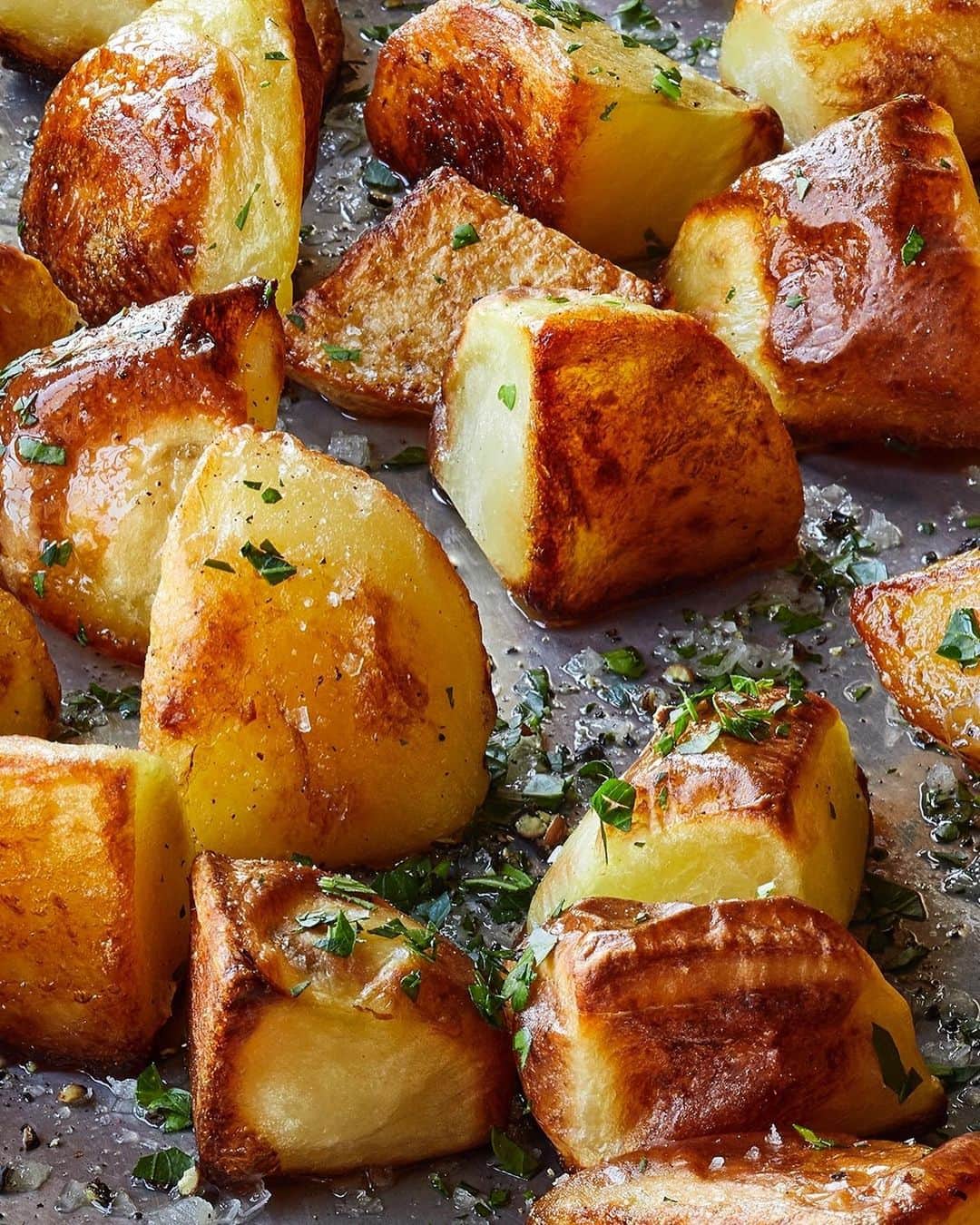 アイナ・ガーテンさんのインスタグラム写真 - (アイナ・ガーテンInstagram)「Sneak peek recipe from Modern Comfort Food - Emily’s English Roasted Potatoes. Emily Blunt shared her family’s favorite roasted potatoes with me and you’re going to LOVE them!! Recipe on BarefootContessa.com.  #staysafe #moderncomfortfood 📷@quentinbaconphoto」5月7日 0時36分 - inagarten