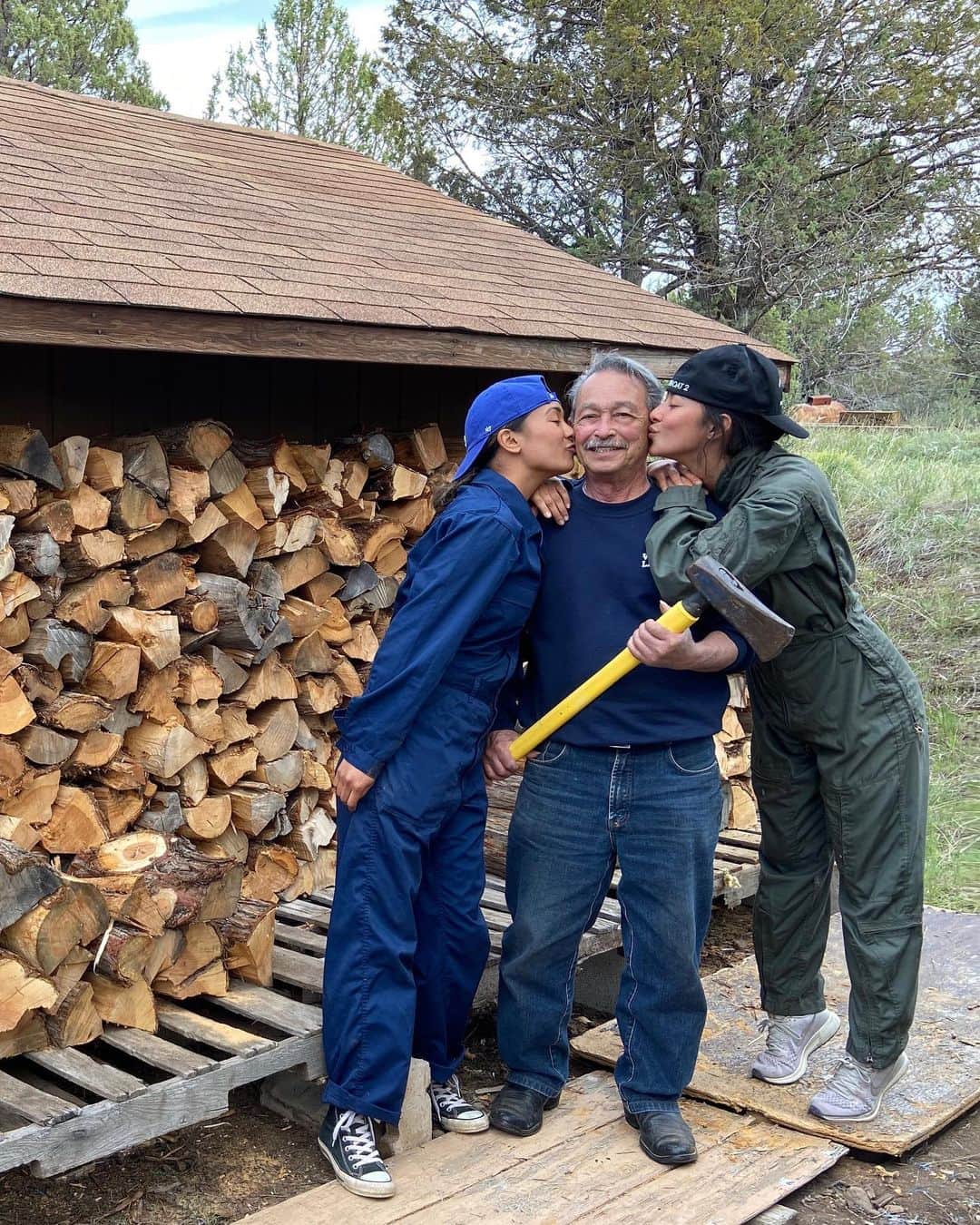 ジョーディン・テイラーのインスタグラム：「Out here in the mountains being our Grandpas favorite grandsons 💗」