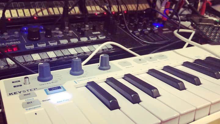 井手大介のインスタグラム：「もしもピアノが弾けるたらなあ。I wish I could play the piano.  These gadgets are so much fun to play with. #synth #volcakeys #volcafm #teenageengineering #po12」