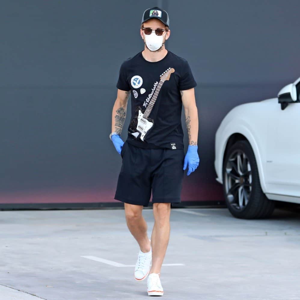 イヴァン・ラキティッチのインスタグラム：「😷 #juntossomosmasfuertes」