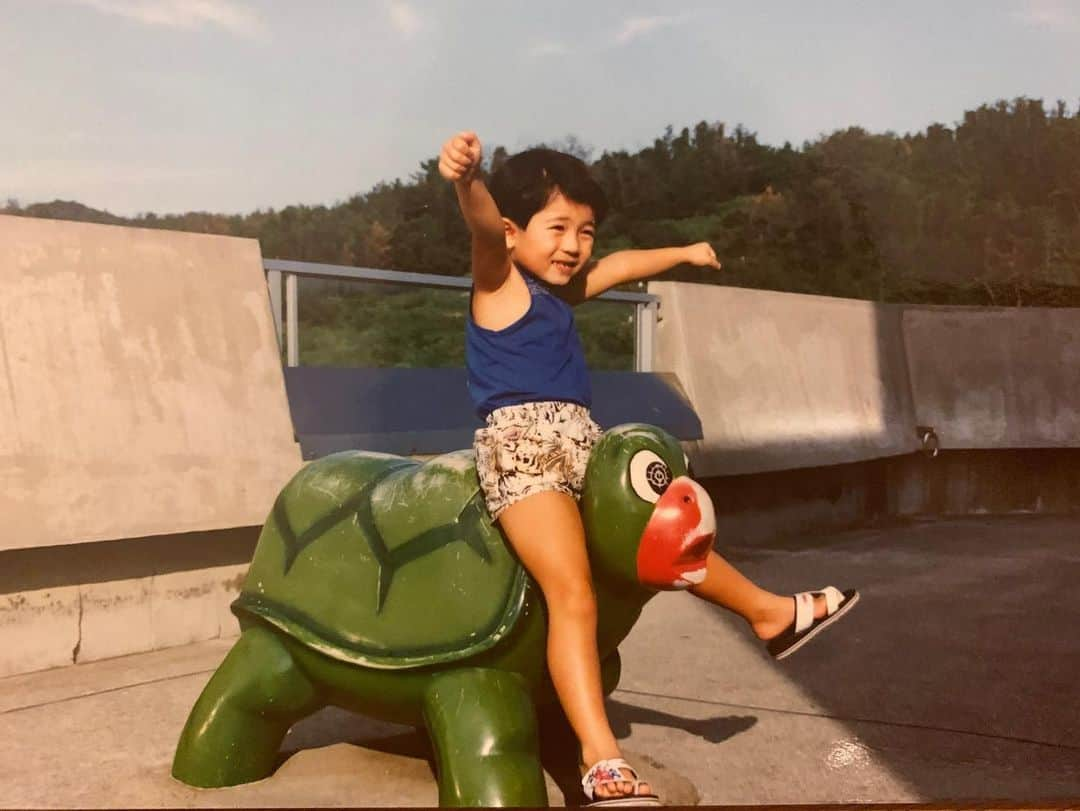 工藤淳之介さんのインスタグラム写真 - (工藤淳之介Instagram)「遅ればせながら「子供の日」 今まで Instagramには出していなかった分より、2歳ぐらいから小2まで。 両親に心から感謝。  1.冬はだいたい雪山 2.テニスのカップと@庭 3.キャンプ@種差海岸 4.八戸の海 5.カメが好き 6.恐竜博に従兄弟と 7.初詣@櫛引八幡宮 8.スケートすいすい長根リンク 9.海水浴の思い出 10.花束でお祝い  #子供の日  #お父さんありがとう  #お母さんありがとう #87年生まれ  #家族写真 #子供服 #家族でお出かけ  #スキー #キャンプ #海 #カメ #恐竜 #スケート #スケートすいすい長根リンク  #長根リンク  #初詣 #櫛引八幡宮 #お絵描き #カニ #海水浴 #花束  #思い出いっぱい  #thankyoudad #thankyoumama #工藤淳之介」5月7日 0時47分 - kudojun_nosuke_bsn