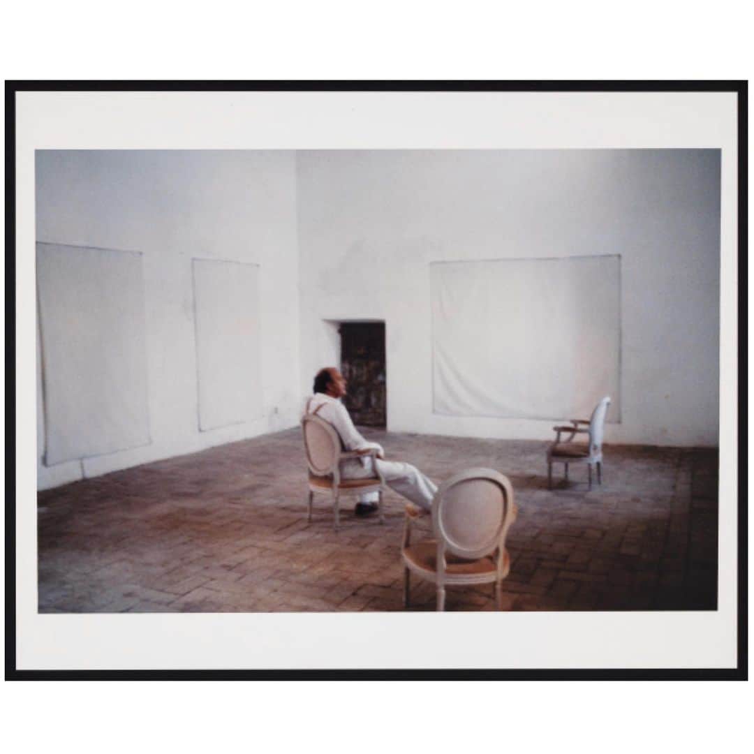 THE ROWさんのインスタグラム写真 - (THE ROWInstagram)「Deborah Turbeville; ‘Untitled (Cy Twombly facing right in his studio)’, 1982」5月7日 0時57分 - therow