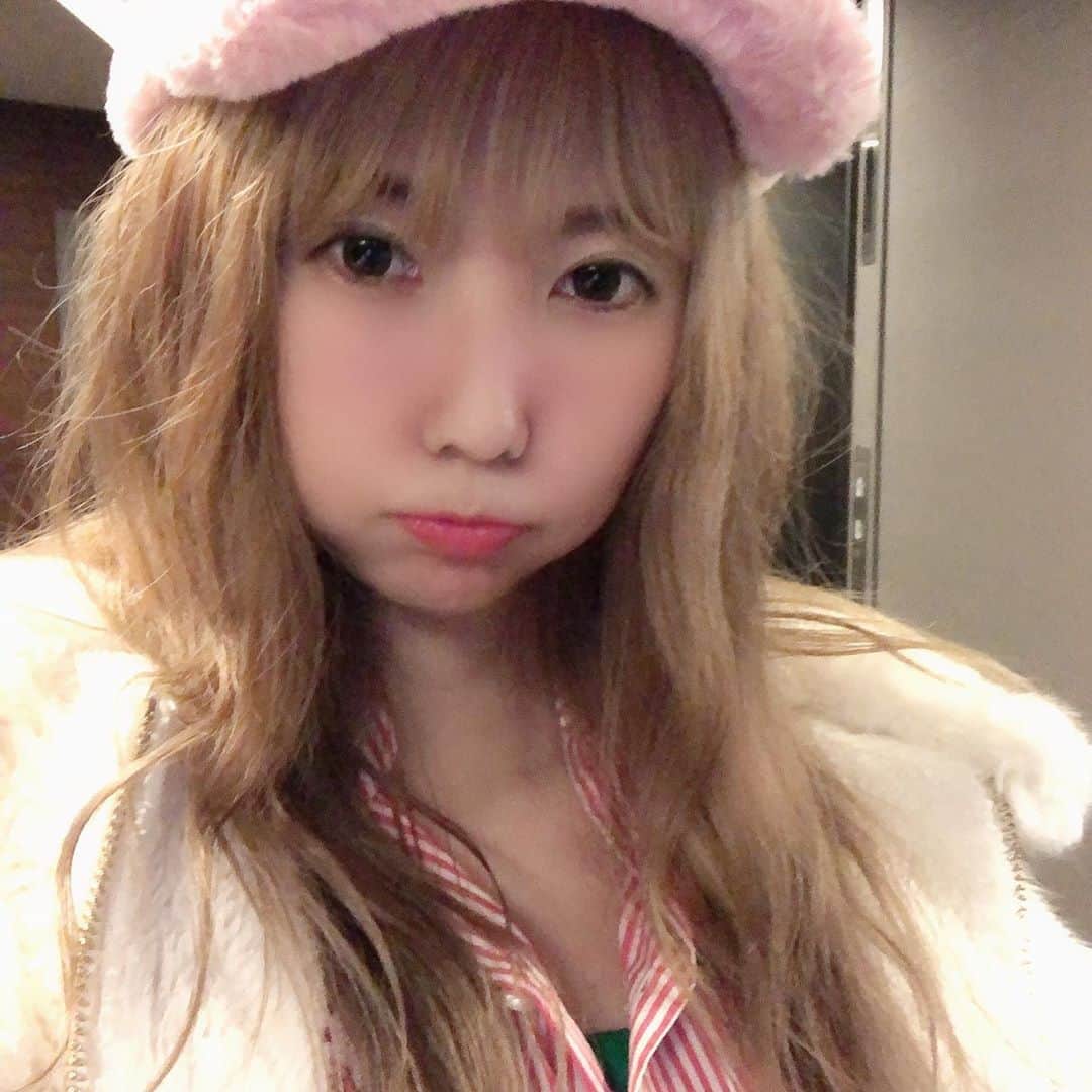 りんか社長のインスタグラム：「【はじめての外出☘】 3ヶ月ぶりくらいに外出たら 季節が変わってて、こんなコート着てる人誰も居なかった！笑 🤣🤣🤣🤣🤣🤣🤣🤣🤣 最近はスーパーも行ってないし 超絶引きこもりでしたが 外の空気は最高でした〜✨✨ みんなは自宅で何してるのかなぁ💕 私はめっちゃ順調な程忙しくさせて貰っていて、ありがたやです🙏 人手不足なのでお仕事探してる方いたら是非🙏  ではまたねん💕😌✨ #おうち時間 #dj社長 #ライブ配信 #宮迫博之 #stayhome」