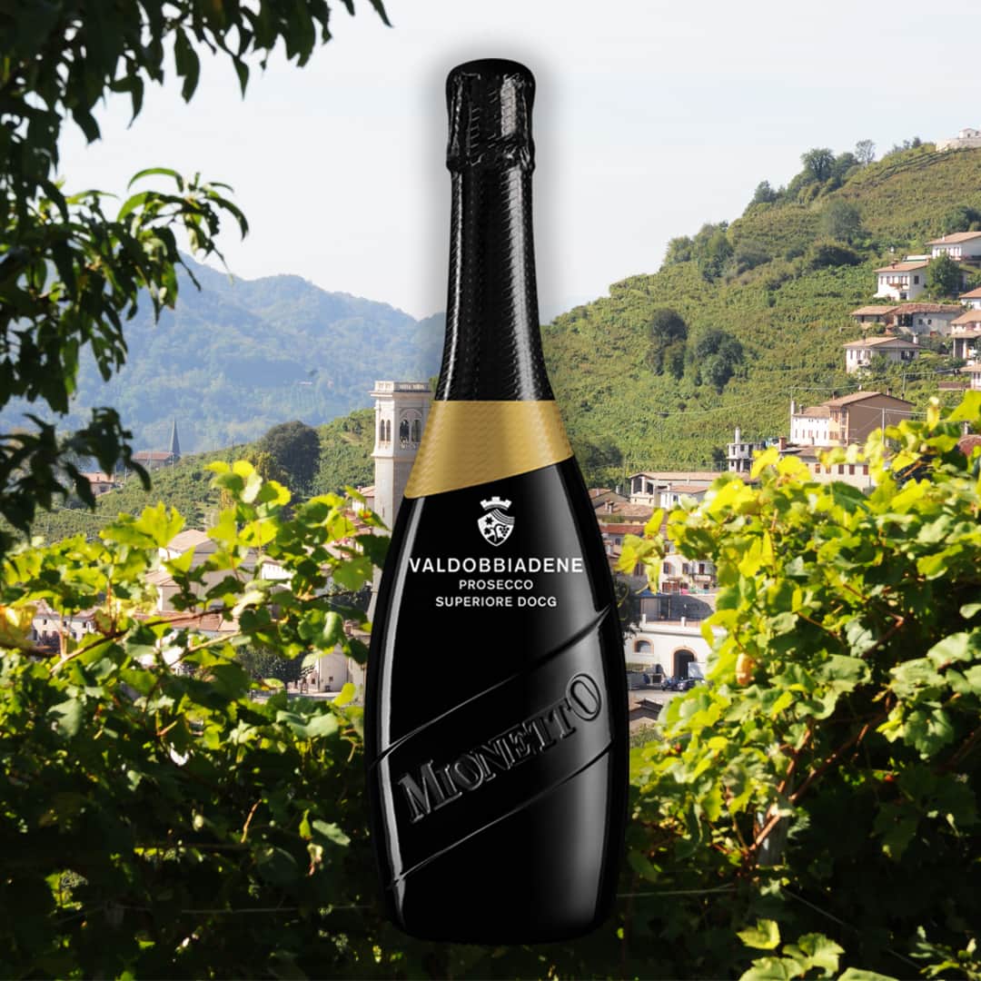のインスタグラム：「L'area del Prosecco DOCG, con i suoi morbidi profili collinari e le sue caratteristiche climatiche uniche al mondo, produce la migliore espressione qualitativa del Prosecco.  Da quest'area proviene il Valdobbiadene Prosecco Superiore DOCG Extra Dry – Luxury Collection. Gustalo a casa tua, senza costi di spedizione, ordinando online.  Link in bio  per acquisti dall’Italia.  #mionettoprosecco #iorestoacasa  Bevi Mionetto responsabilmente」