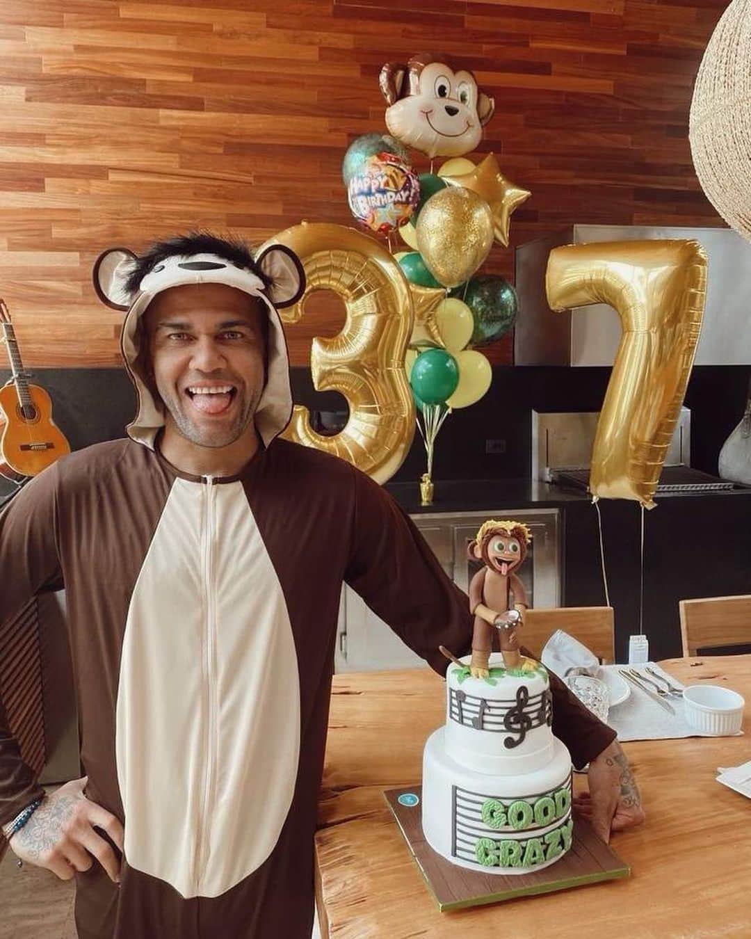 ジョアナ・サンスのインスタグラム：「Feliz cumpleaños vida mía!🥳 Espero haber conseguido darte un poco de alegría en este día que pasaremos los dos solitos🙈 En otra época tendrías a todos tus amigos en casa, haciendo alguna bobería como de costumbre... Pero por lo menos, hoy tienes un palco para dar un concierto a los vecinos  a modo “live” 🤣 Te amooooooo mi casi cuarentón 💝 Por muchos cumpleaños más juntos 🎂 Sorry por el disfraz de macaco haha pero tenías que hacerle compañía al @goodcrazy del pastel 😜 #happybirthday」