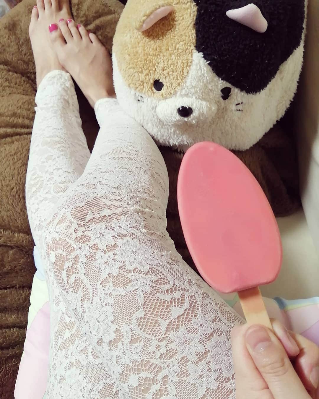 のインスタグラム：「🍦🍨🛁🐈🍓 · 🦢ぉレースなルームレギンス🌼🦢お風呂上がりrelaxタイムさらっとしてて楽🌼 · モフモフtime アイス💞🍨sweet dream 🎠 · #おやすみなさい 🎠 · · · · #レース #ルームウエア #リラックスタイム #アイス #猫クッション #部屋着 #ルームパンツ #レースパンツ #猫ぬいぐるみ #オタ活 #オタク部屋 #オタク女子 #レースパンツ #icecream #ice #relaxtime #relax #goodnight #legs #sweet #sweetdreams」