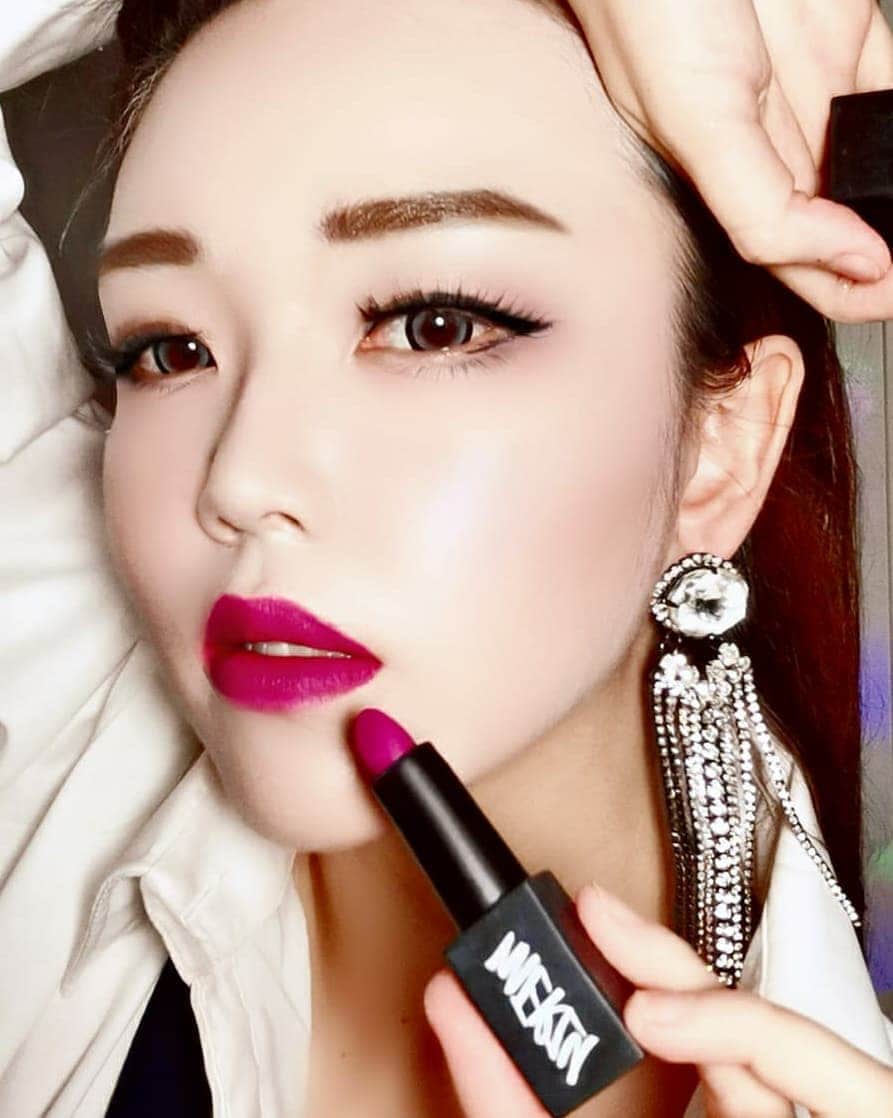 Nicole Chenのインスタグラム：「Loving the lipstick by merzy you can get it at @sleeks.co  Do u like this color on me? #lipstick #color #sleeks.co」