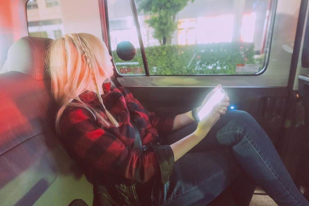 サイモンとマルティナのインスタグラム：「Do you ever feel torn between two version of yourself? I’m not trying to be sad or glum. I want to be happy and productive. I love all the crazy stuff this world has to offer, and I love sharing that with you all. But truthfully, I’ve been fighting off an extremely glum Martina. She is super frustrated with putting out fires on the never-ending list of injuries. She is exhausted from the chronic-pain caused by having @ehlers.danlos syndromes and all the extra crap that comes with it. When the pain ramps up, it becomes a battle to function. Moving my body is like operating a broken robot-mecha 🤖 You’re cranky, confused, constipated, bloated, barfing, exhausted, and overwhelmed by sounds. And that’s just a few of the hurdles. It’s difficult to share all these things with friends, family, and coworkers because you don’t want to drag them down while they deal with their own personal problems 😔 But here I am sharing this with you all because I have to remind myself that I am not solo in this struggle. I don’t want other people struggling with illness, chronic pain, and trauma to feel alone in their battle. So I’m reaching out to say: Hey, I’m not doing great, but I’m not giving up. And that’s okay. We’re all doing the best we can with the hand life has dealt us. And we’ve got a community of understanding people from all around the world with whom to connect.」