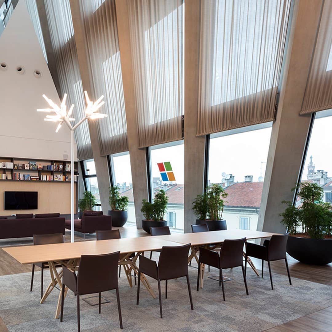 Microsoftさんのインスタグラム写真 - (MicrosoftInstagram)「832 windows, six floors, and another glimpse into a beautiful Microsoft campus. Can you guess where it’s located? Clue: Known as the center of fashion and football, this city is also rich with Roman and Spanish heritage. Looking for one of the best spots to catch a sunset? Head to Navigli. 🍝 🏉 🌅」5月7日 1時38分 - microsoft