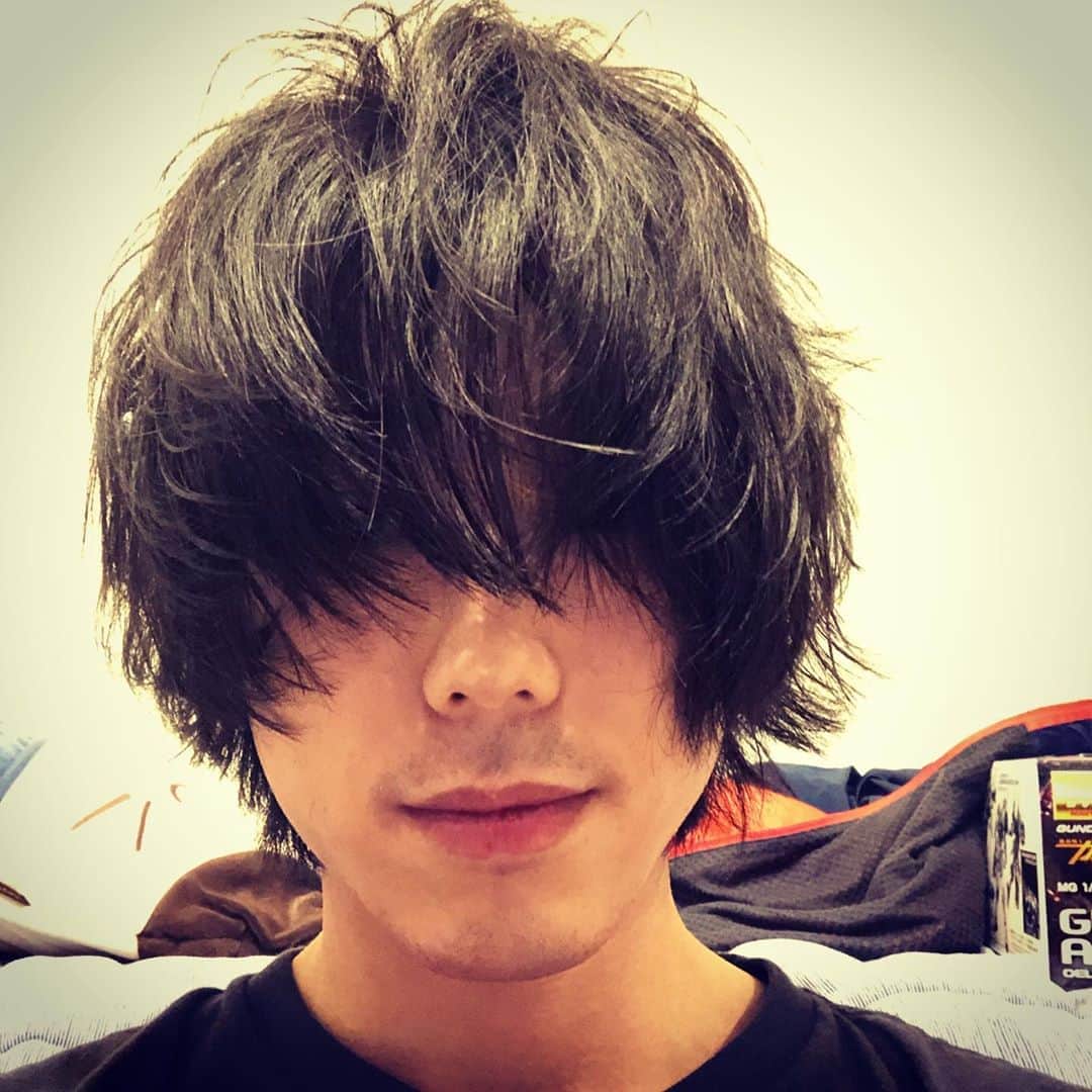 粕谷雄太のインスタグラム：「髪伸びた丸。 早く髪を切りに行きたい！！ Twitterは恥ずいのでインスタだけでも☺️」