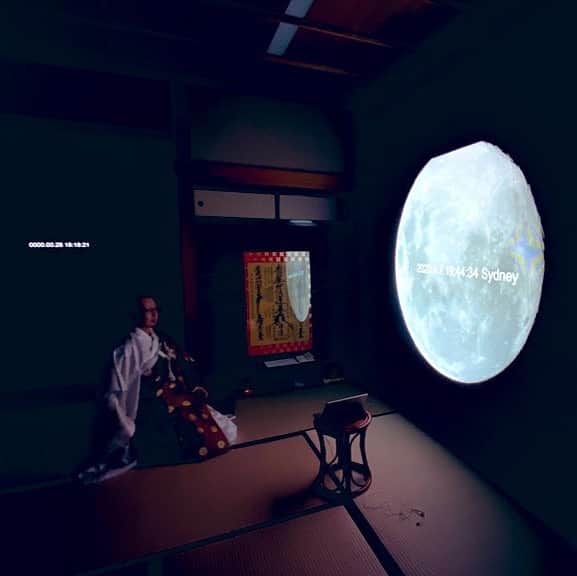 林信行のインスタグラム：「#kudanhouse  #OnlineArtSalon が 疫病の鎮静化を祈るお経でスタートしました。 初日は同時に8つほどのZoom上のスナックがオープン。その1つを任されるも、そもそもスナックにあまり行ったことのない私のスナック、豪華な参加者の方々に助けられ、無事に終了。 でも、みなさん、 #オンラインアートサロン は明日からが本番！ 初日は #LVMHモエヘネシー ルイ・ヴィトンジャパン代表のノルベール・ルレさんのトークから。 金曜は私がヴィヴィアン佐藤さんのトークをファシリティトします。」